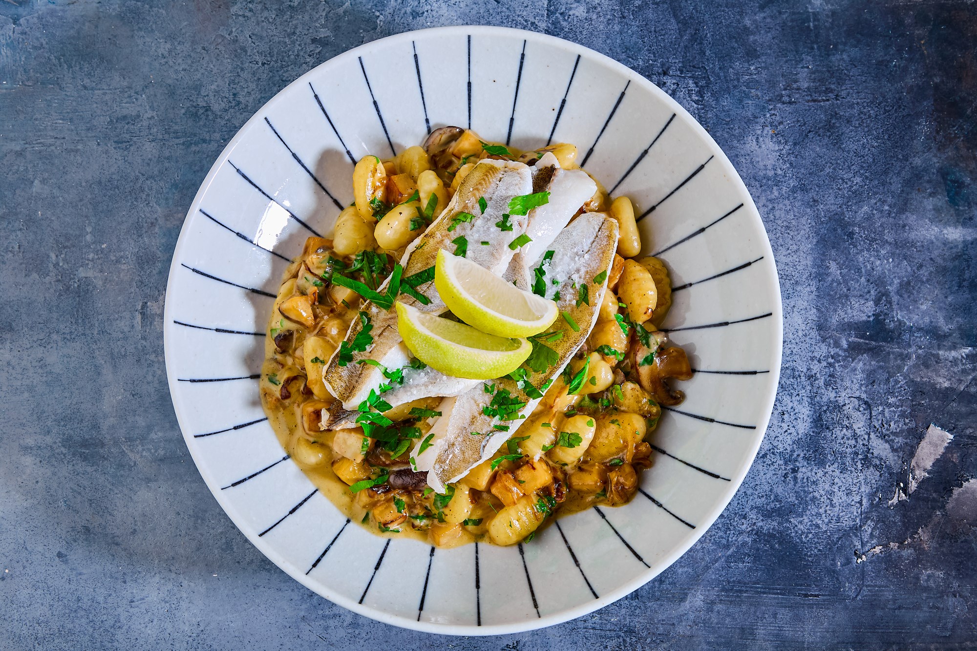 Cremet gnocchi med hvilling, champignons og persille