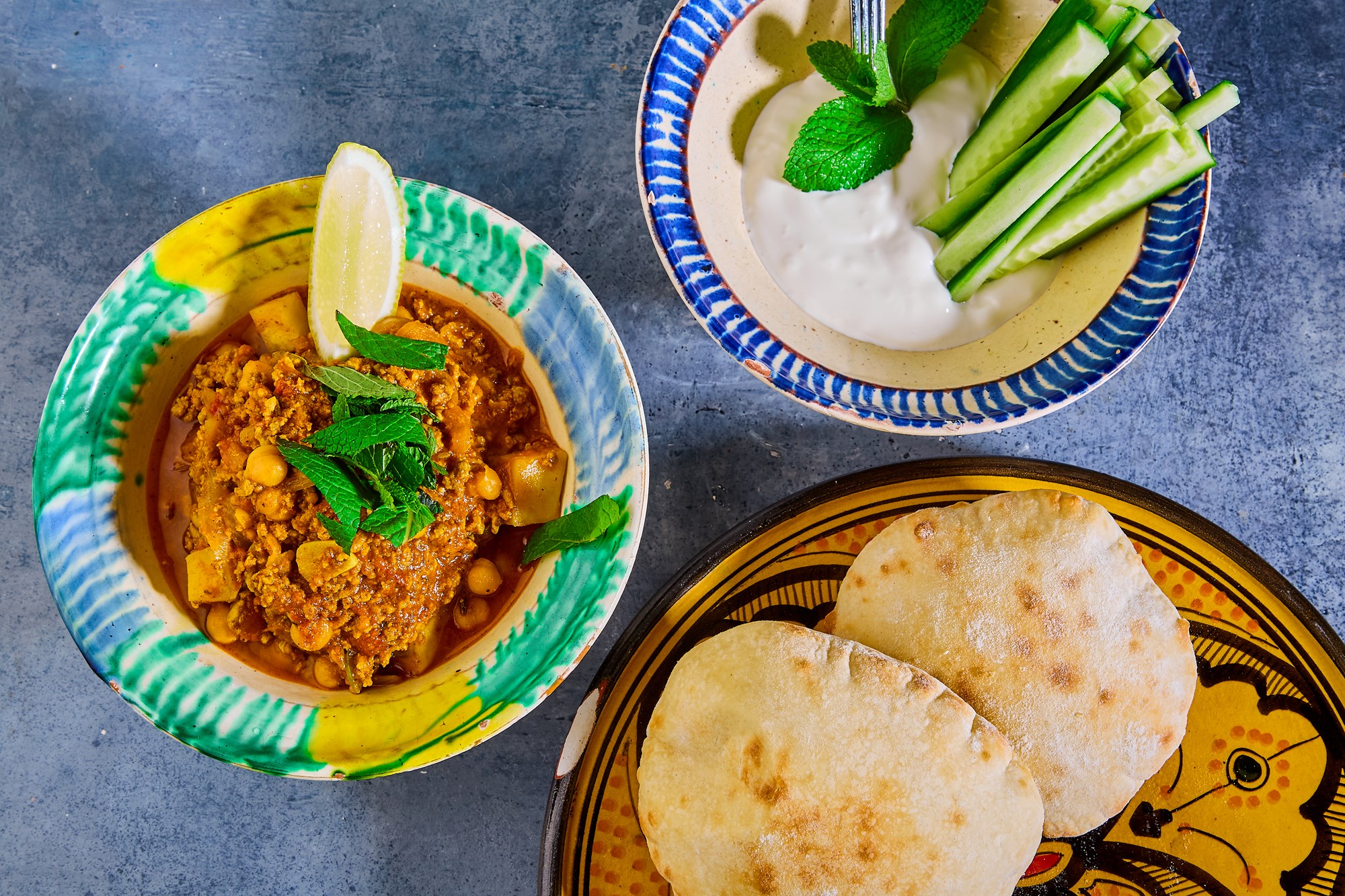 Keema med kikærter, raita og fladbrød