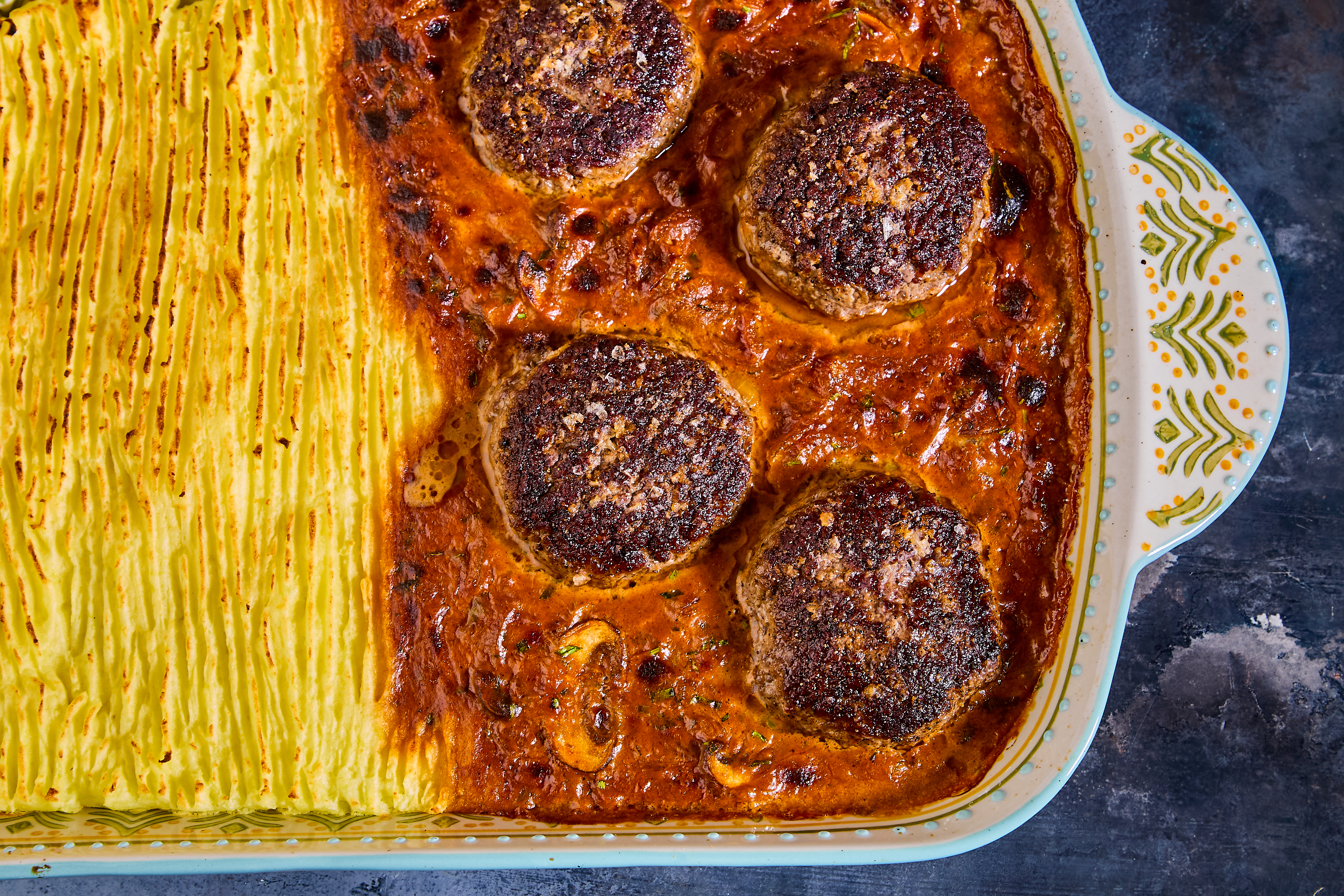 Hakkebøf med svampesauce og bagt mos