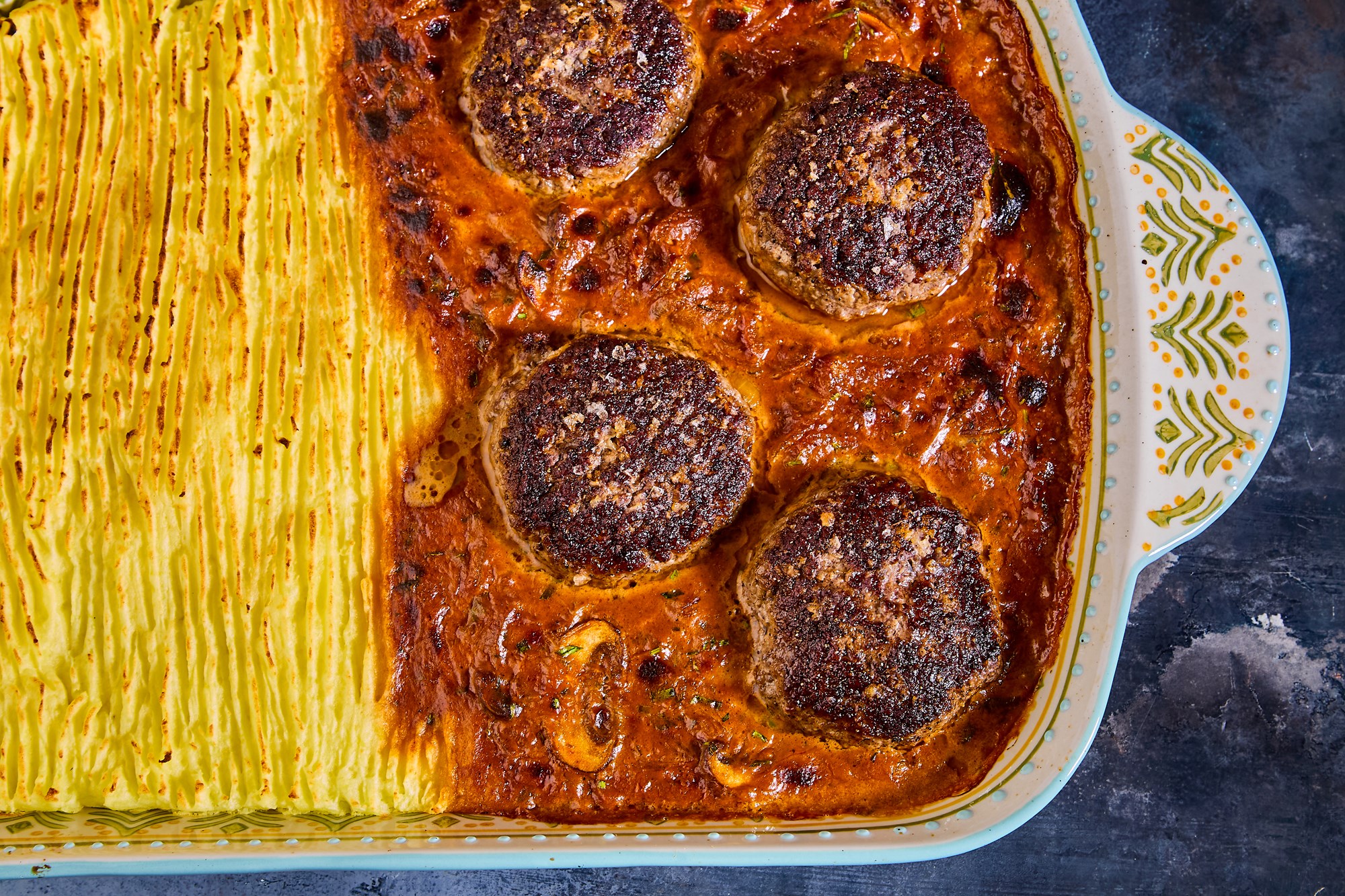 Hakkebøf med svampesauce og bagt mos