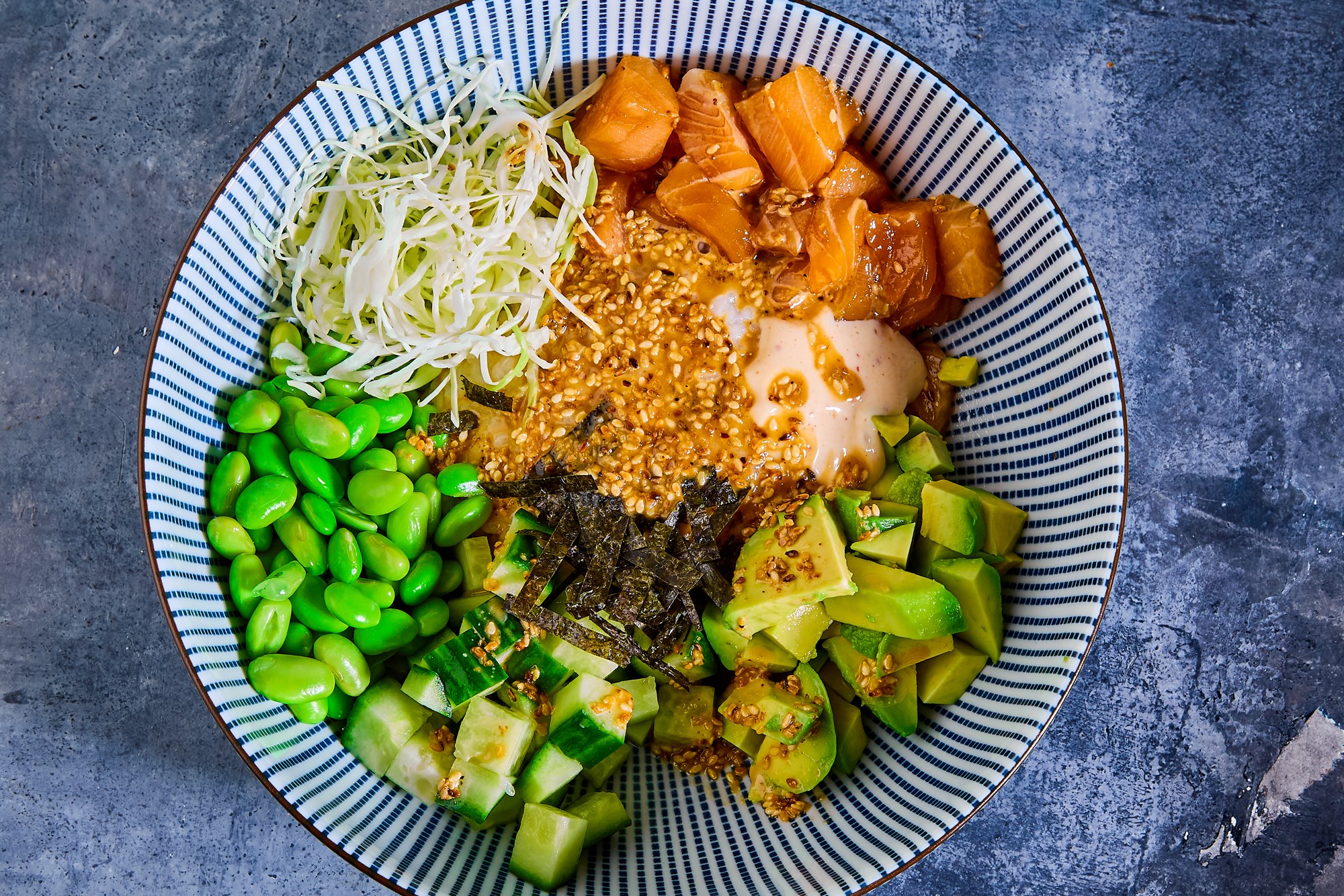 Albas poke bowl med laks, ris og goma