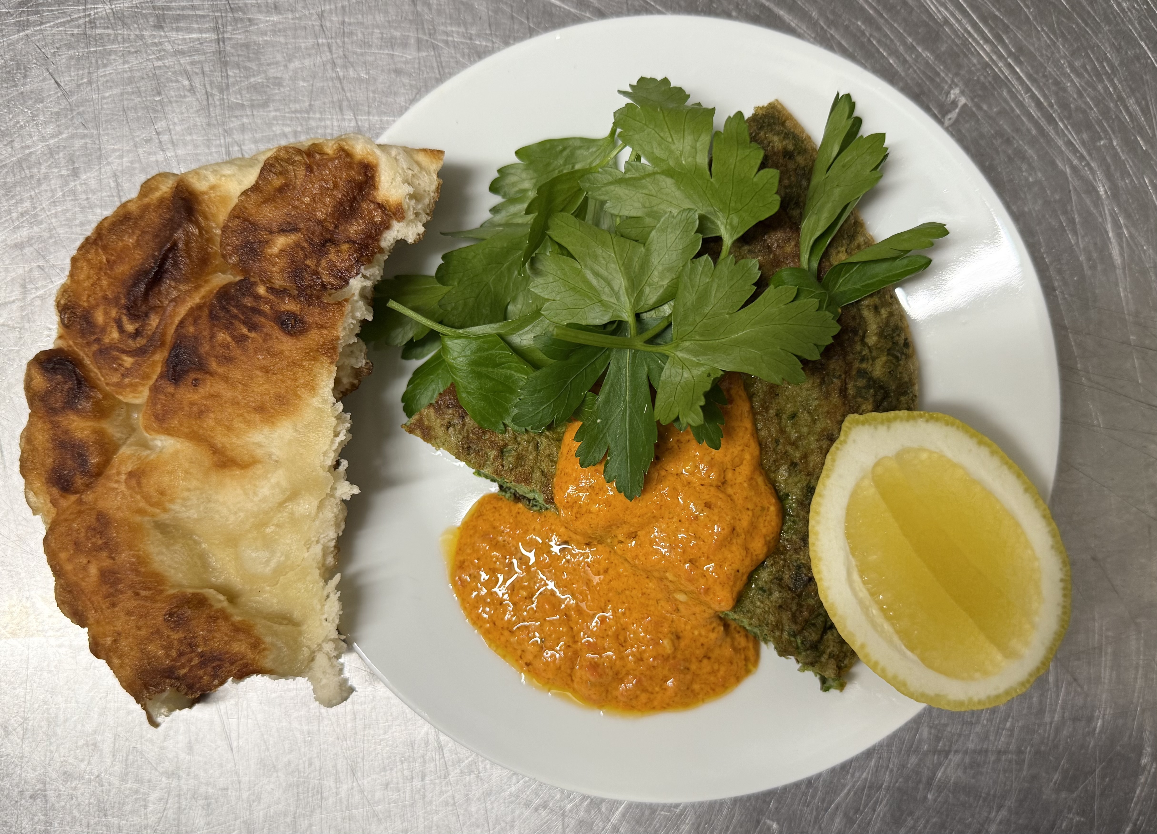 Grøn frittata m. muhamara og fladbrød