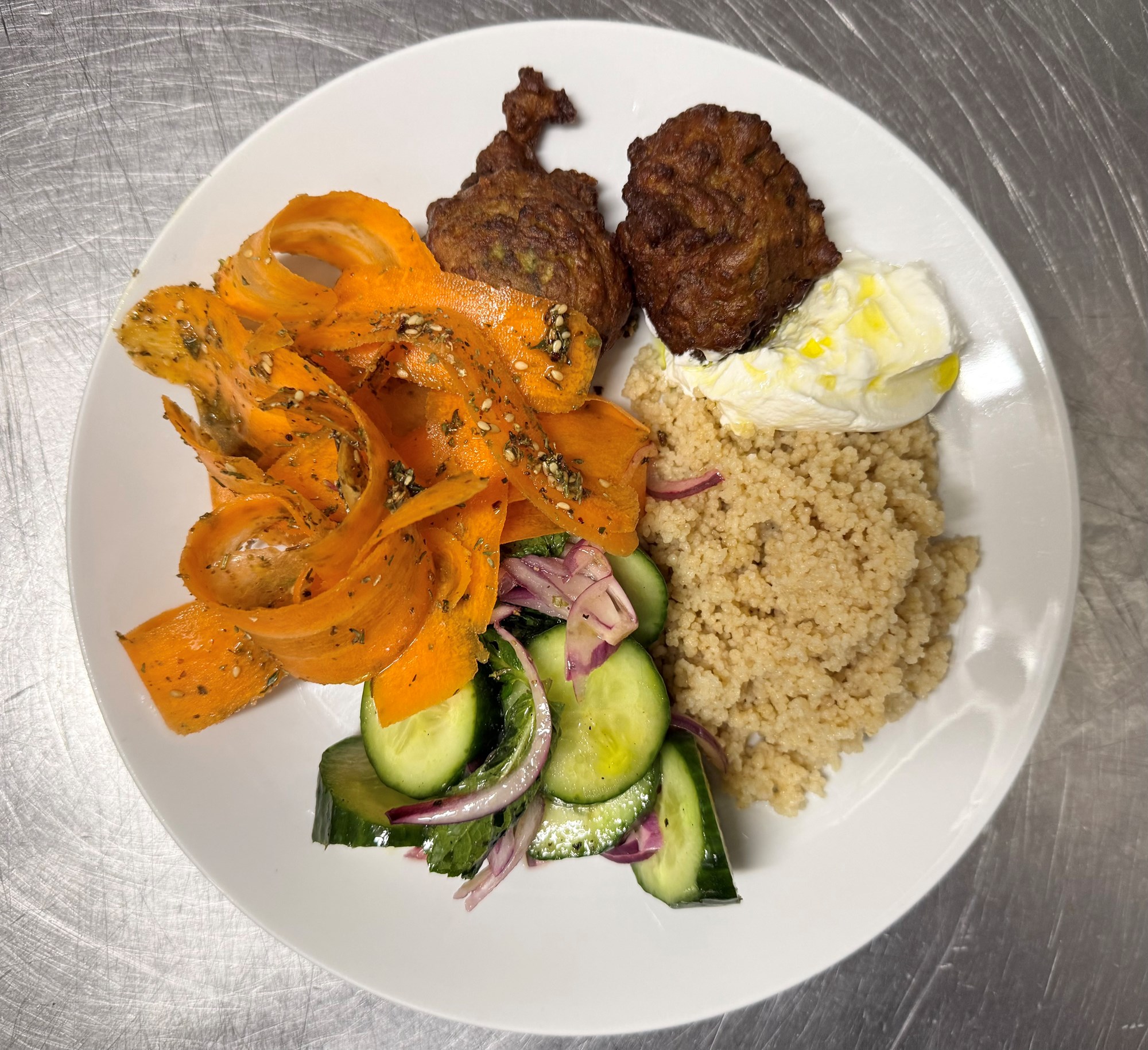 Falaffel med gulerodssalat med za'atar og citron, couscous og yoghurt
