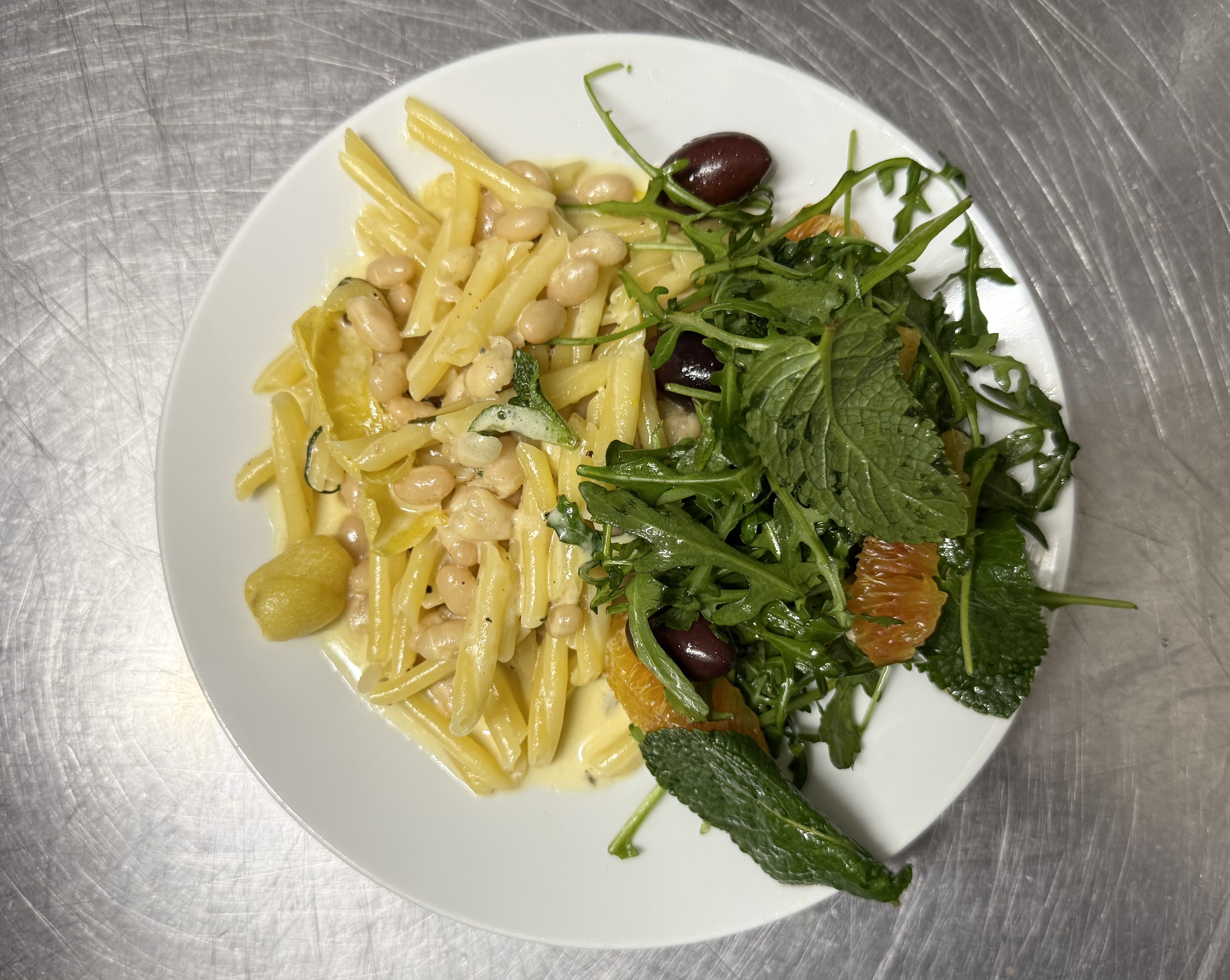 Cremet trofie pasta med citron, bønner, oliven og julesalat m. appelsin