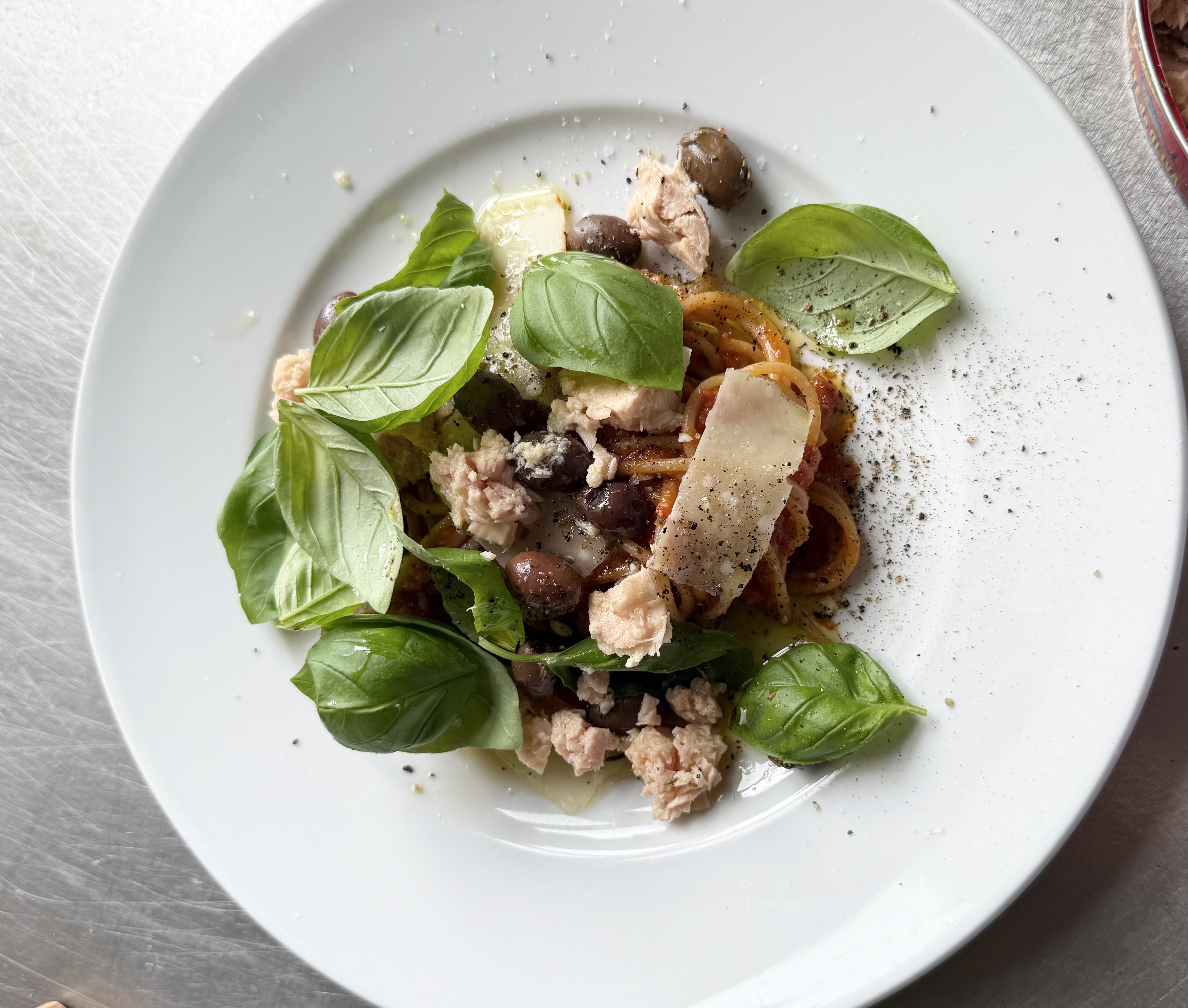 Spaghetti med peberfrugtsauce og tun