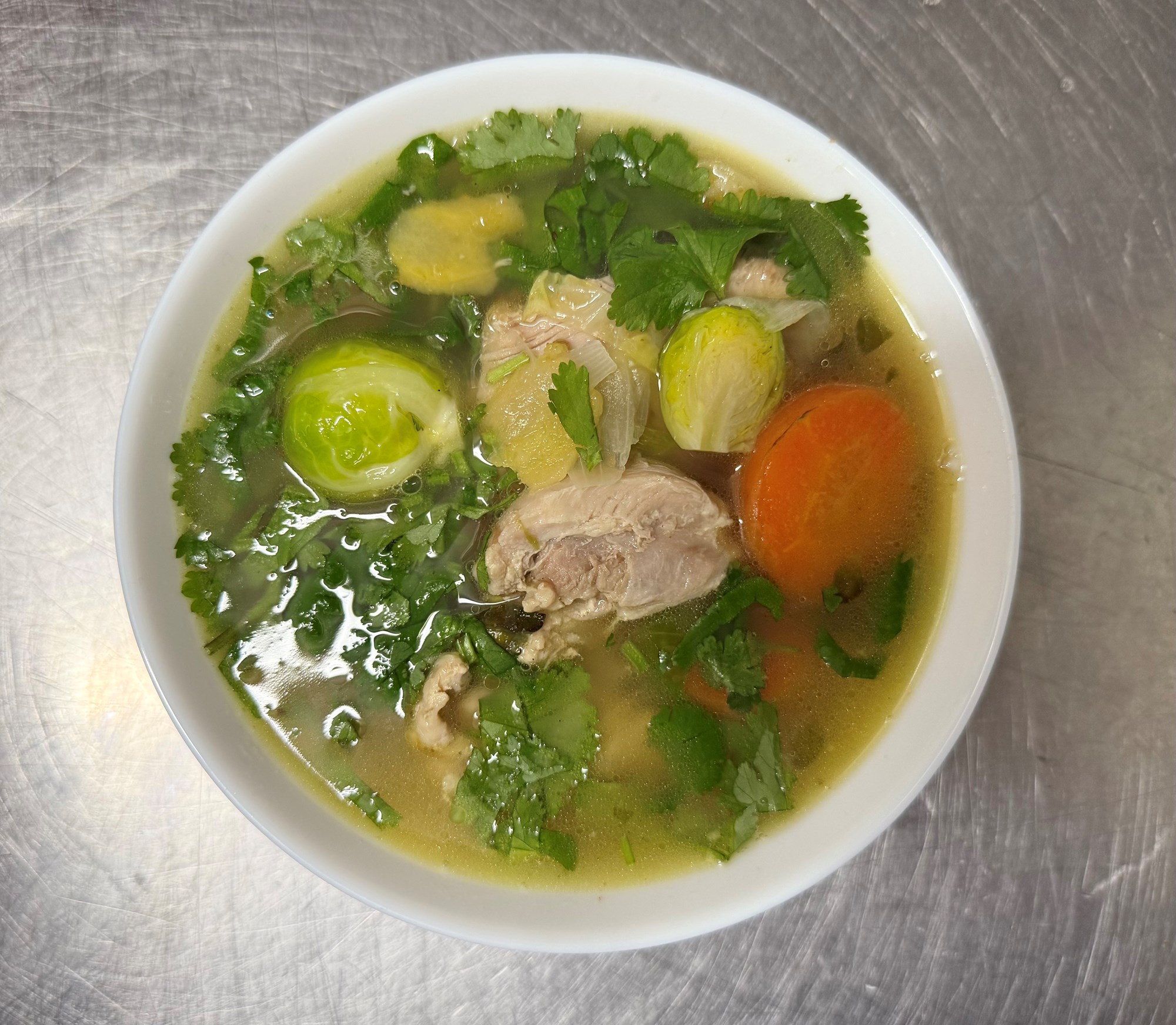 Kyllingesuppe med kål og bønner