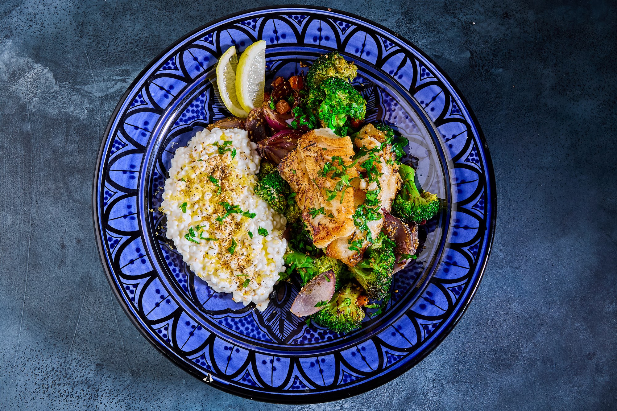 Stegt torsk med Za’atarstegte grøntsager, hytteost og citron