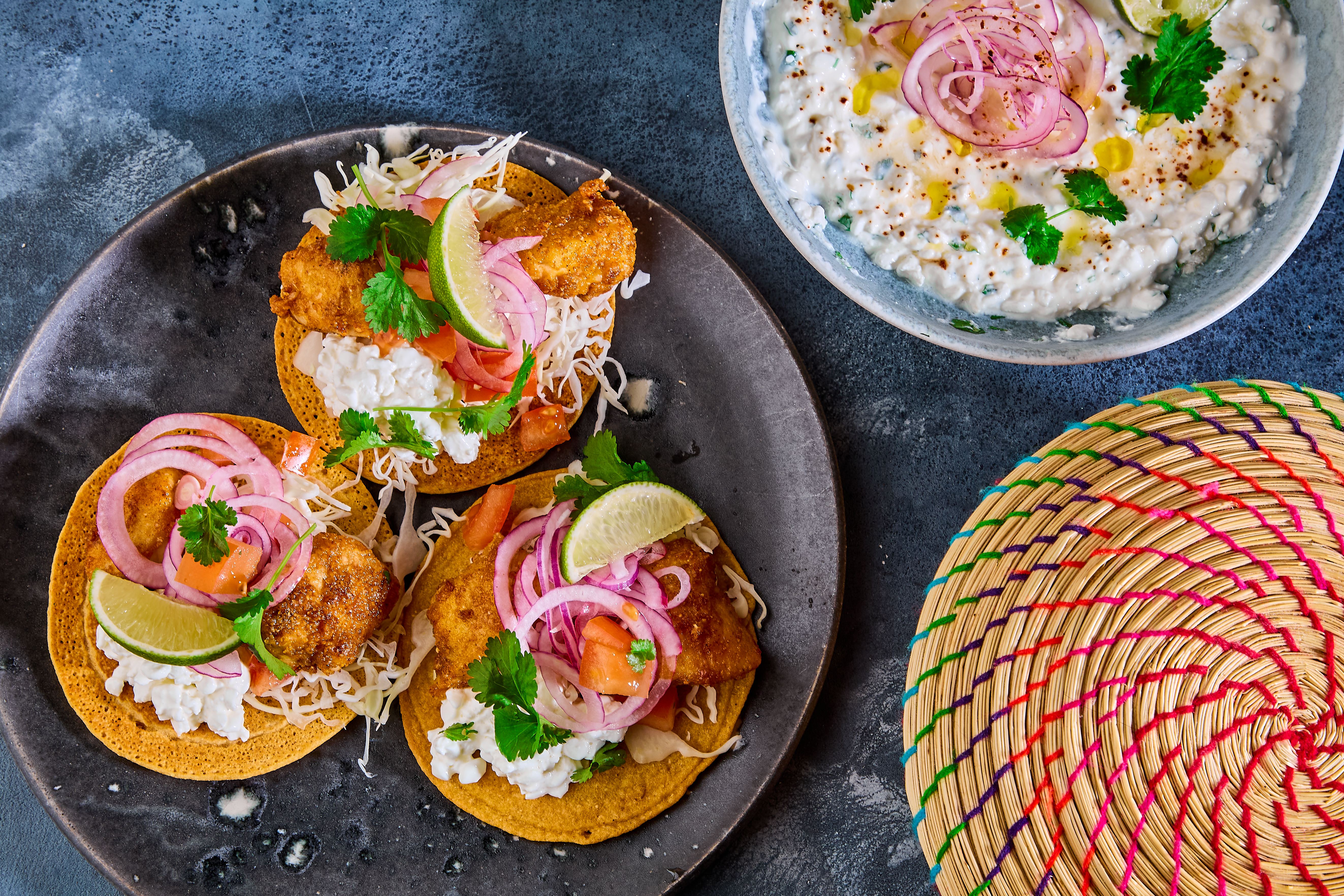 Kikærte-tortillas Baja style med mørksej, sprød kål, lime og hytteost