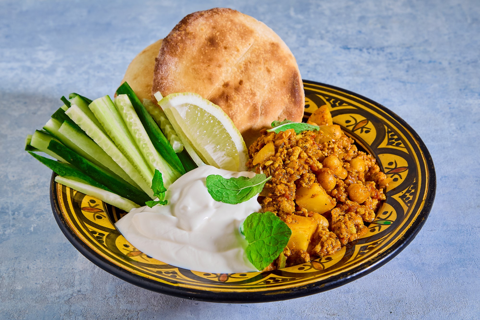 Keema Shimla Mirch med kikærter, raita og fladbrød