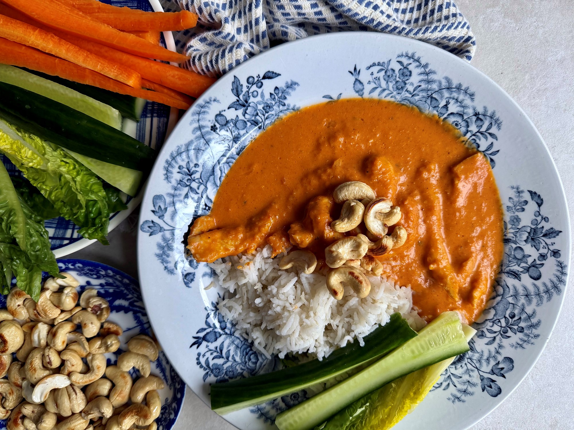 Kylling tikka masala med cashewnødder og sprøde grøntsager