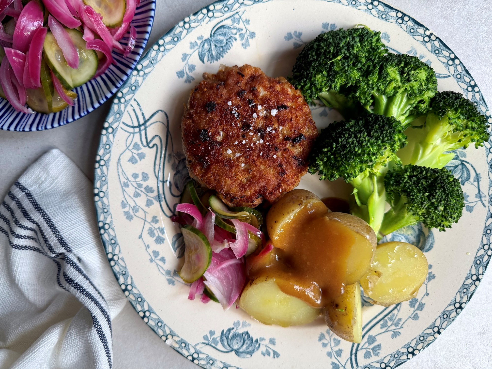 Krebinetter med agurkesalat, skysovs og dampet broccoli