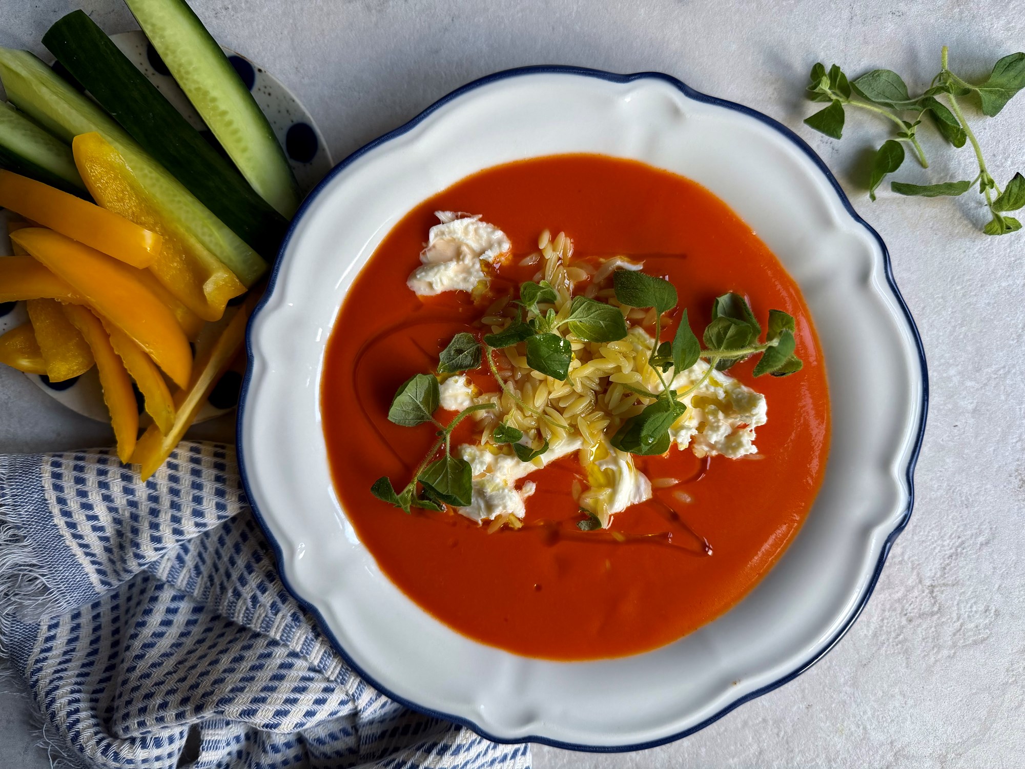 HEAT - Tomatsuppe med små pasta, frisk mozzarella og oregano