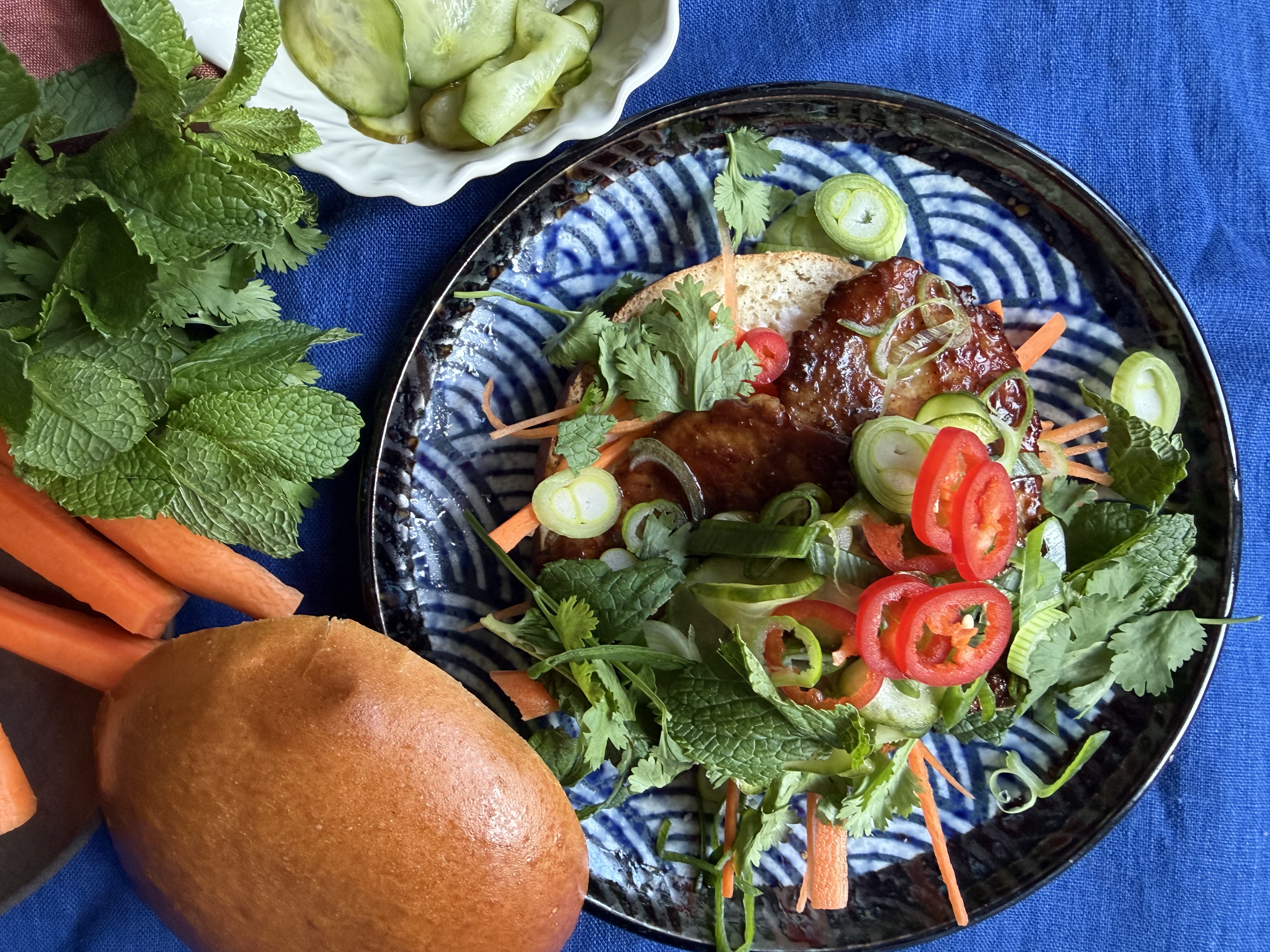 Almost bahn mi sandwich med krydret gris og agurkesalat