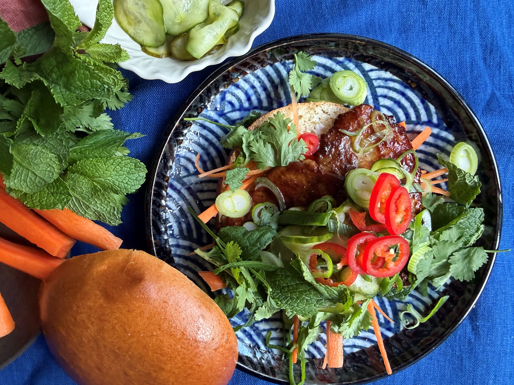Almost bahn mi sandwich med krydret gris og agurkesalat
