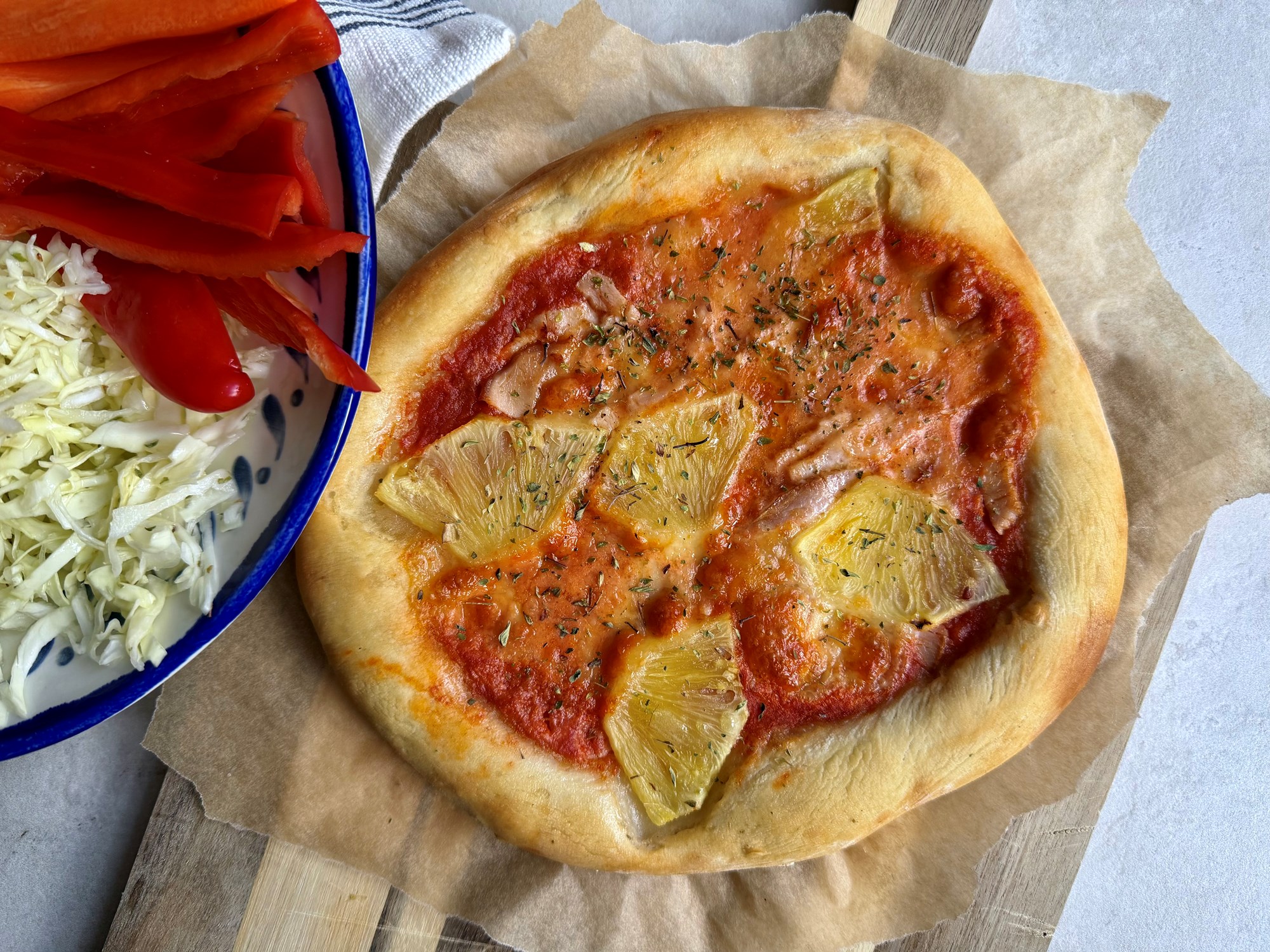 Hawaii pizza med svensk kålsalat