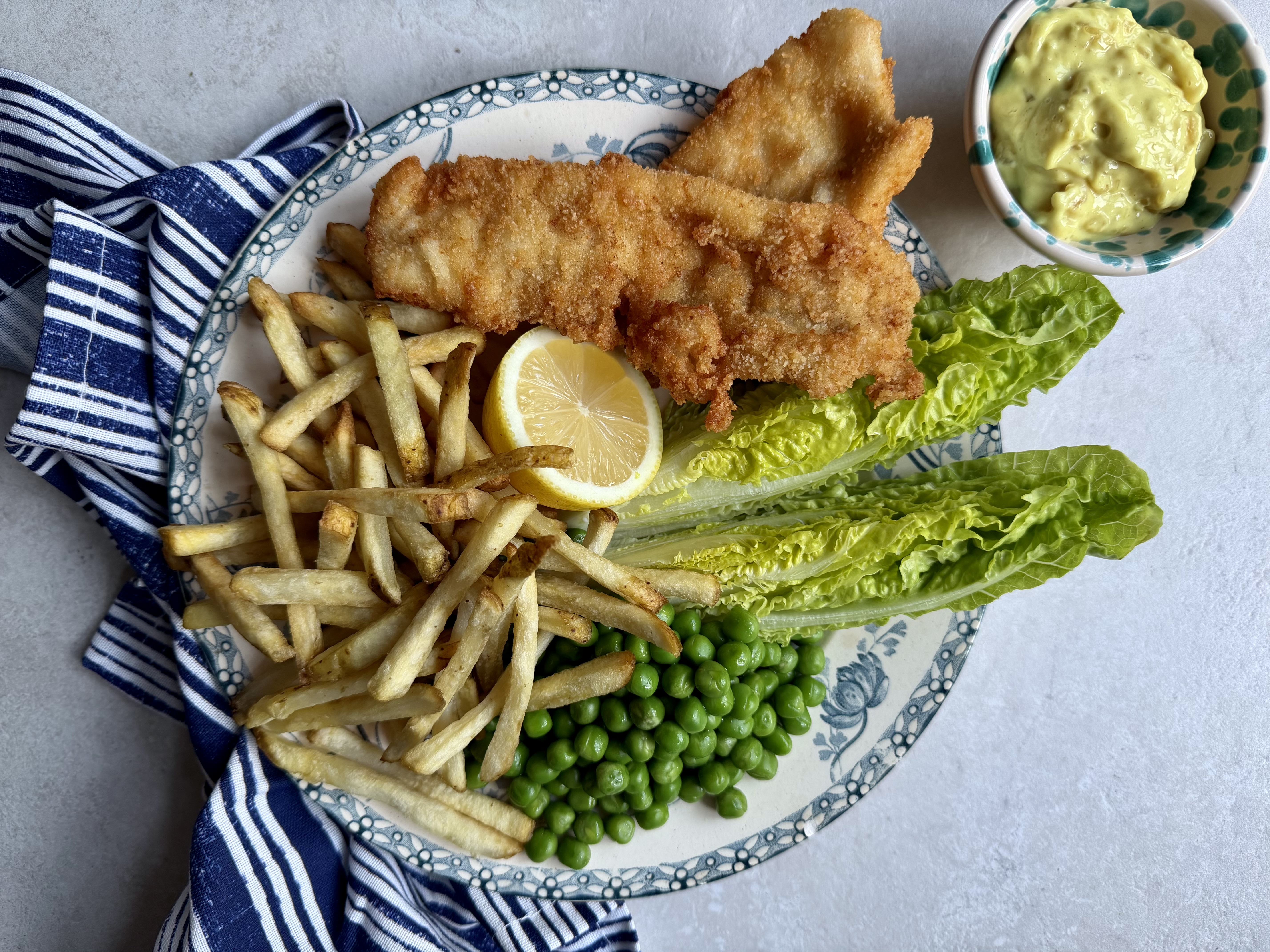 Fishfingers af kulmule med pommes frites, remo og ærter