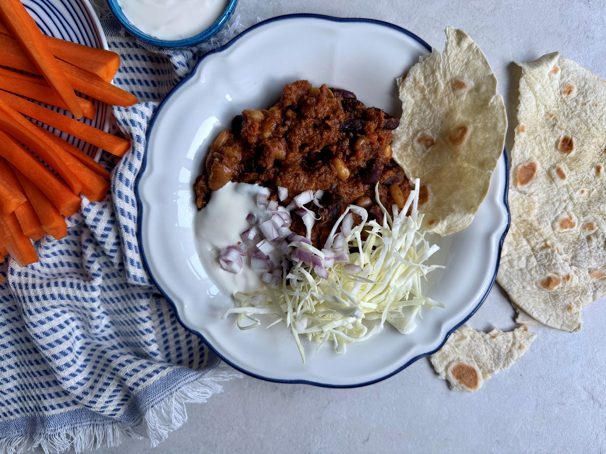 HEAT Chili con carne med lune tortillas, creme fraiche og snackgrønt