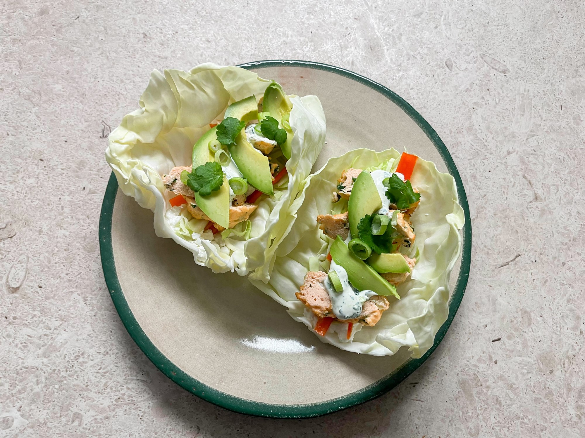 Kålwraps med laksecakes