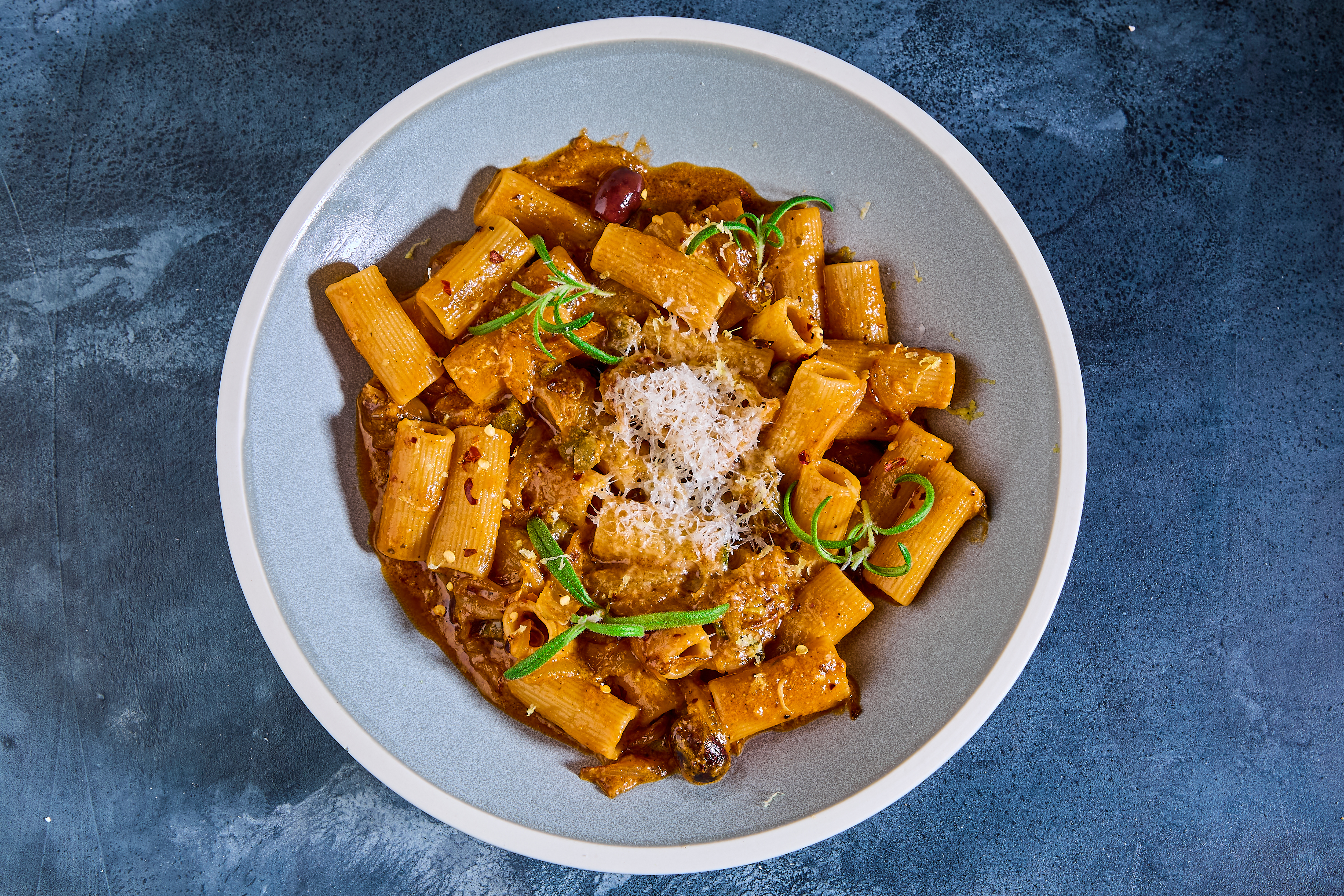 Pasta Rosso med oliven, kapers og parmesan