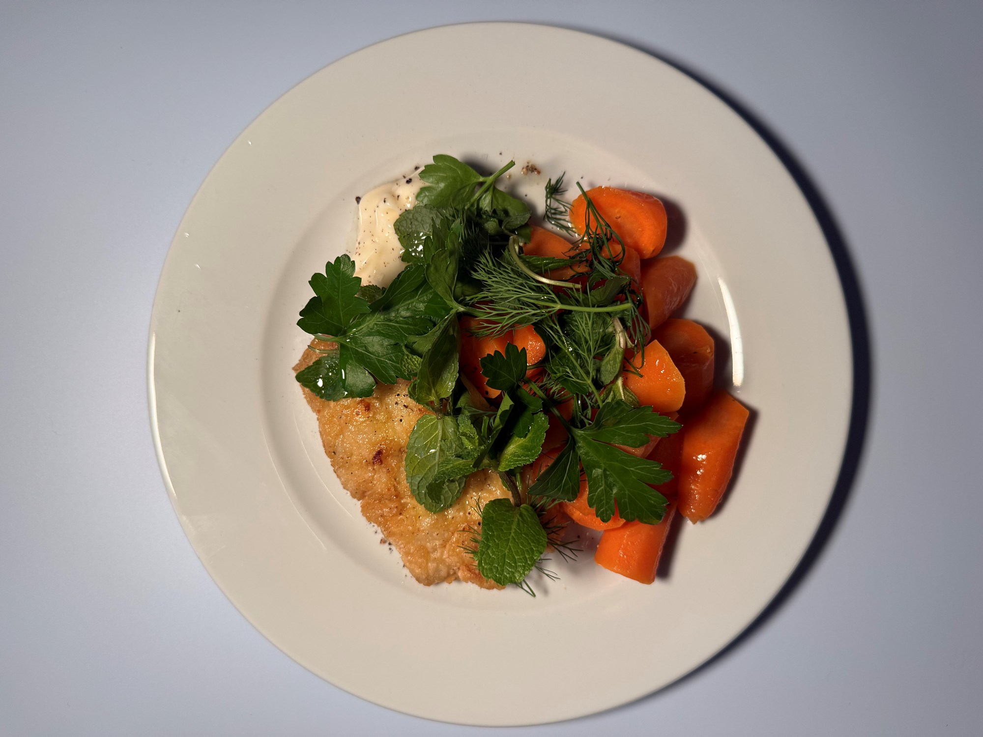 Friteret lyssej med saltet citronmayo, urtesalat og cremede gulerødder