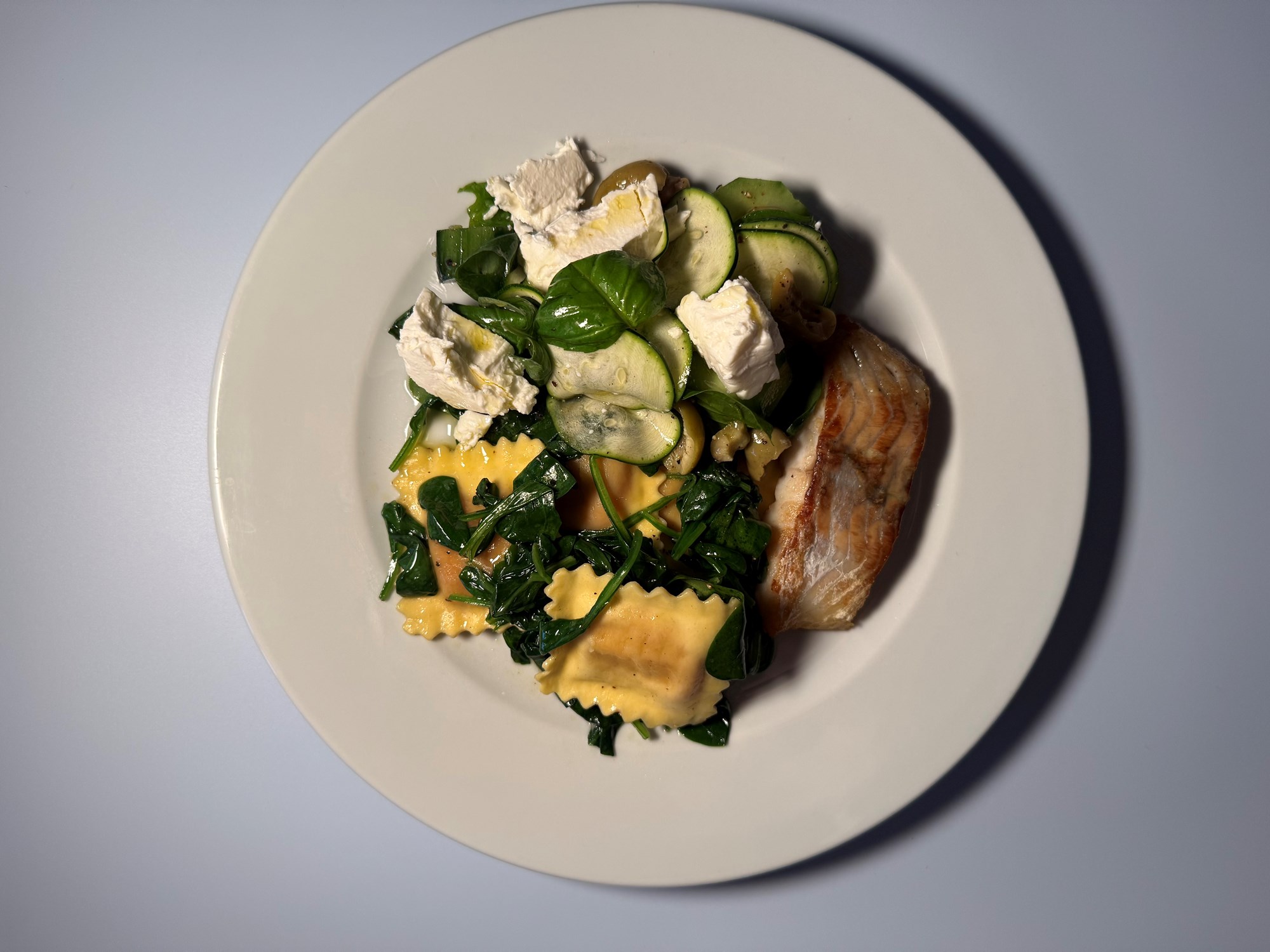 Bagt kuller med ravioli og zucchinisalat