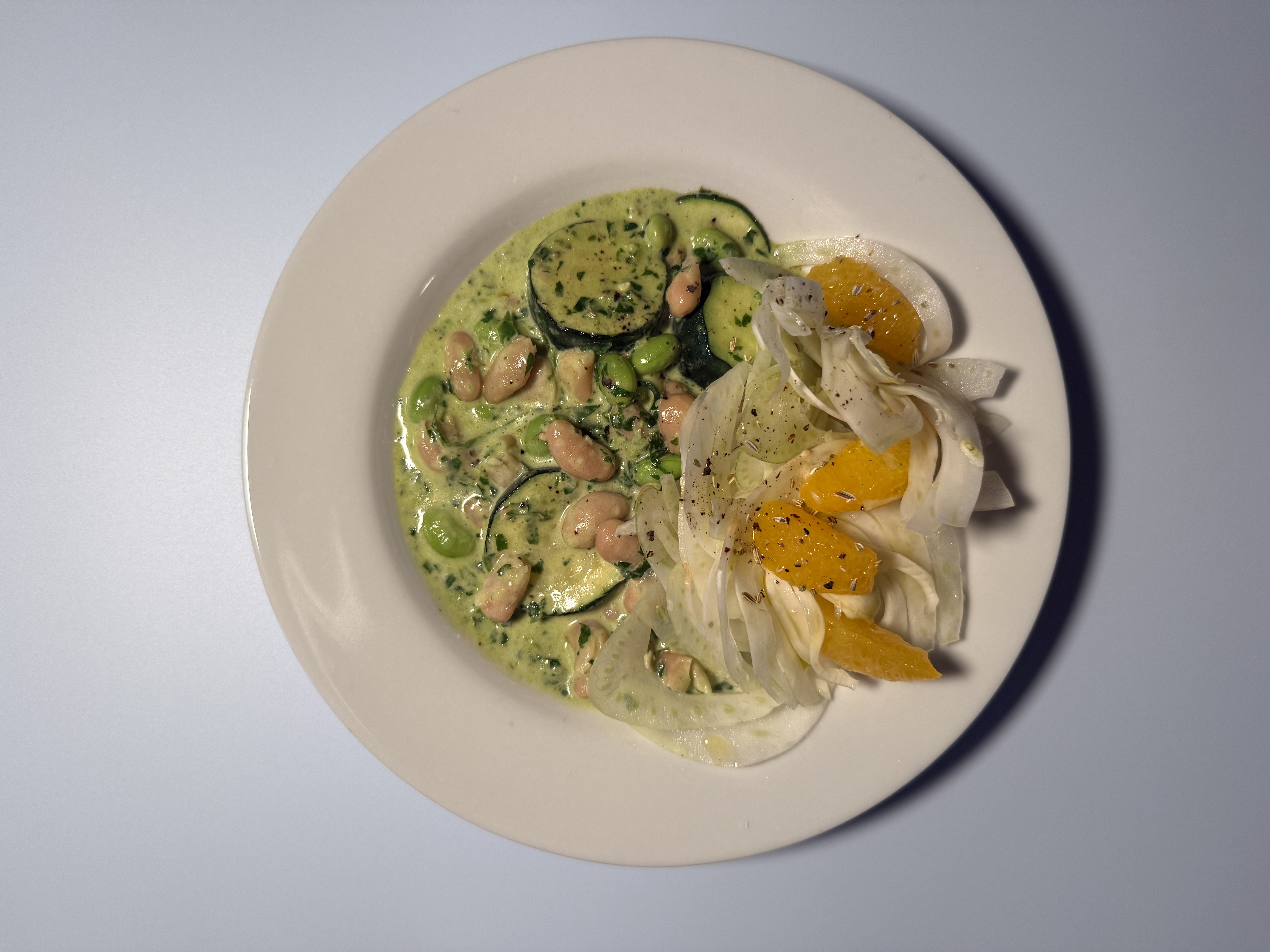 Cremede bønner og fennikelsalat med citrus