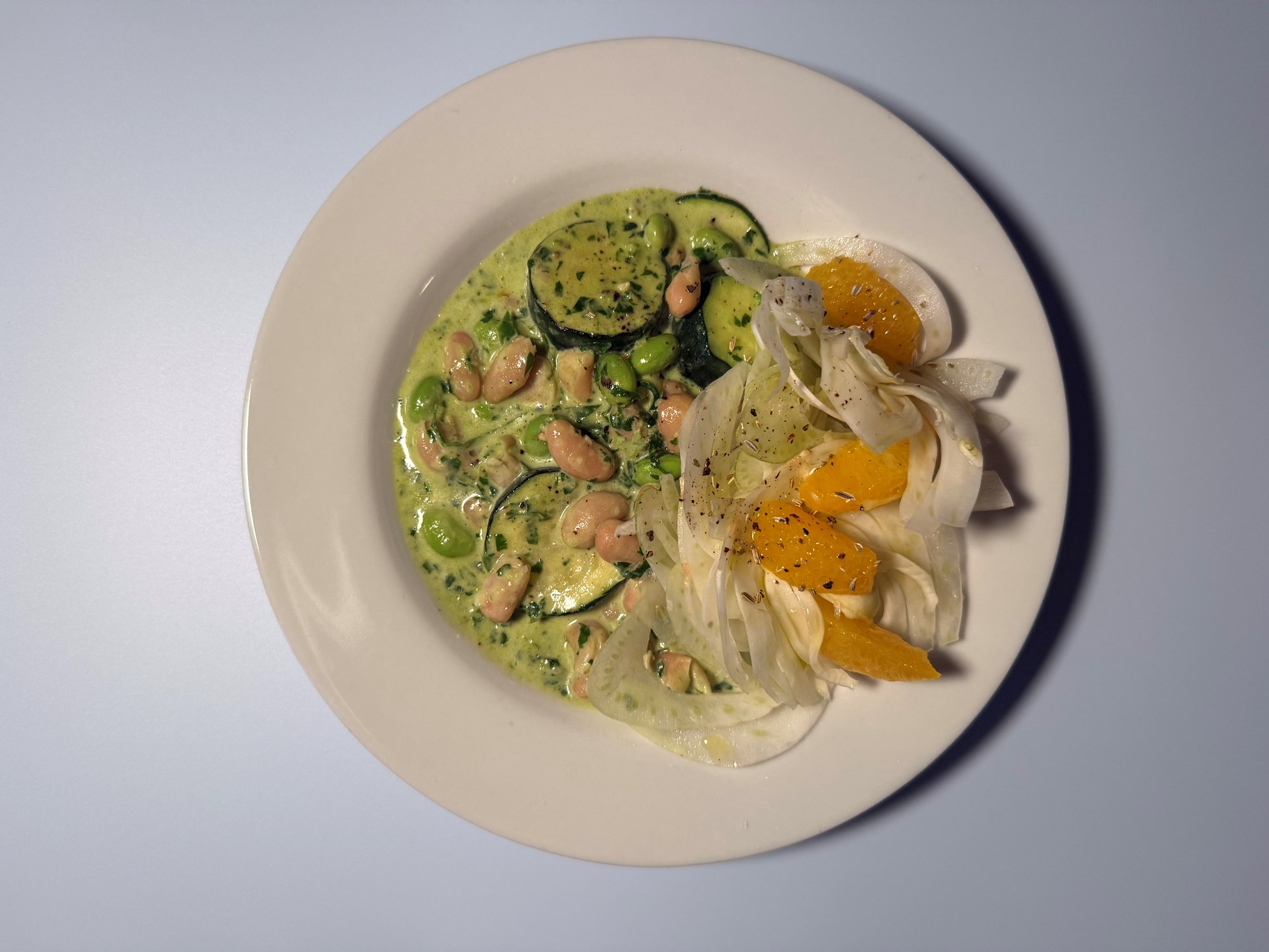 Cremede bønner og fennikelsalat med citrus