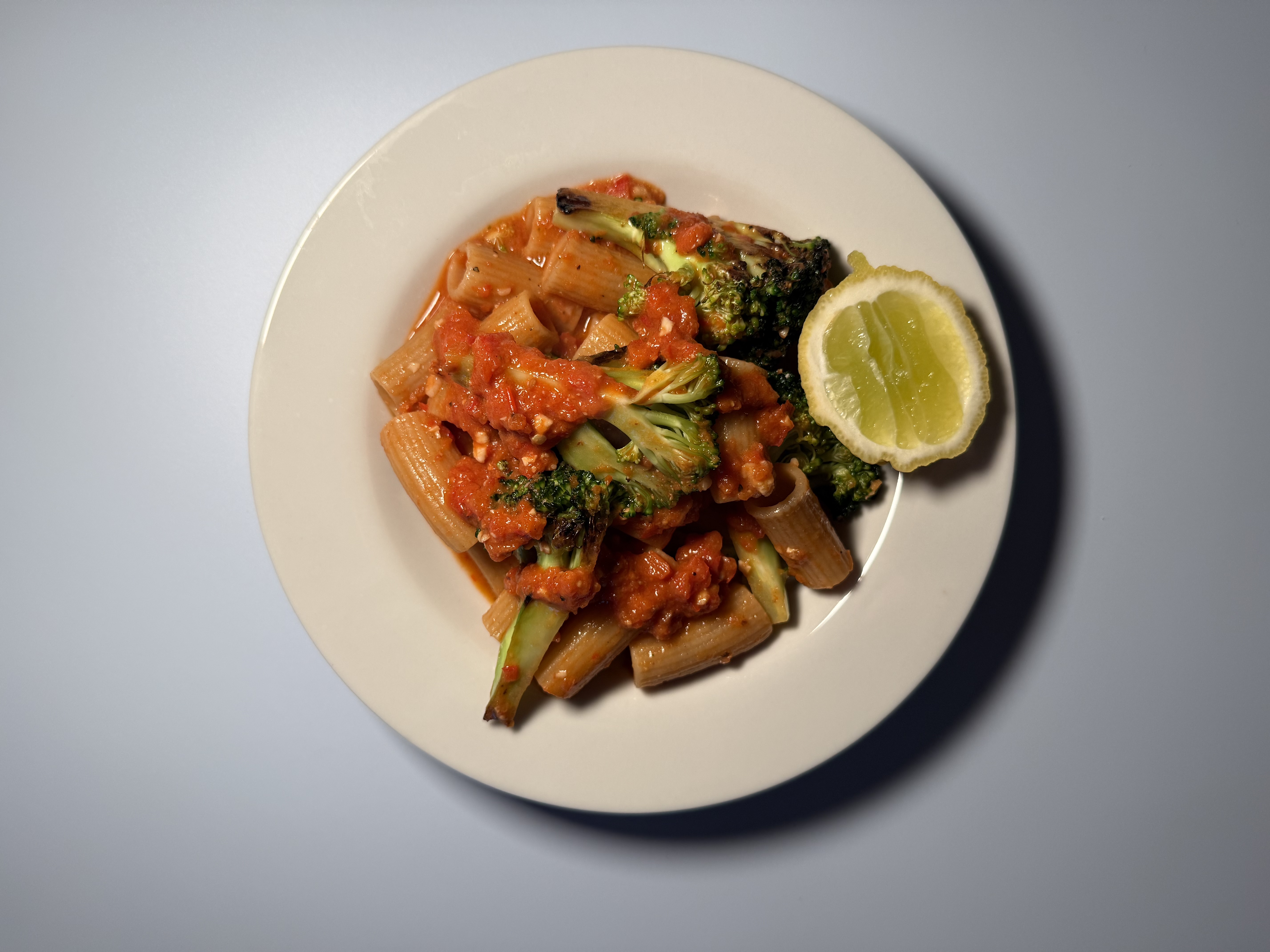 Rigatoni med romescosauce og stegt broccoli