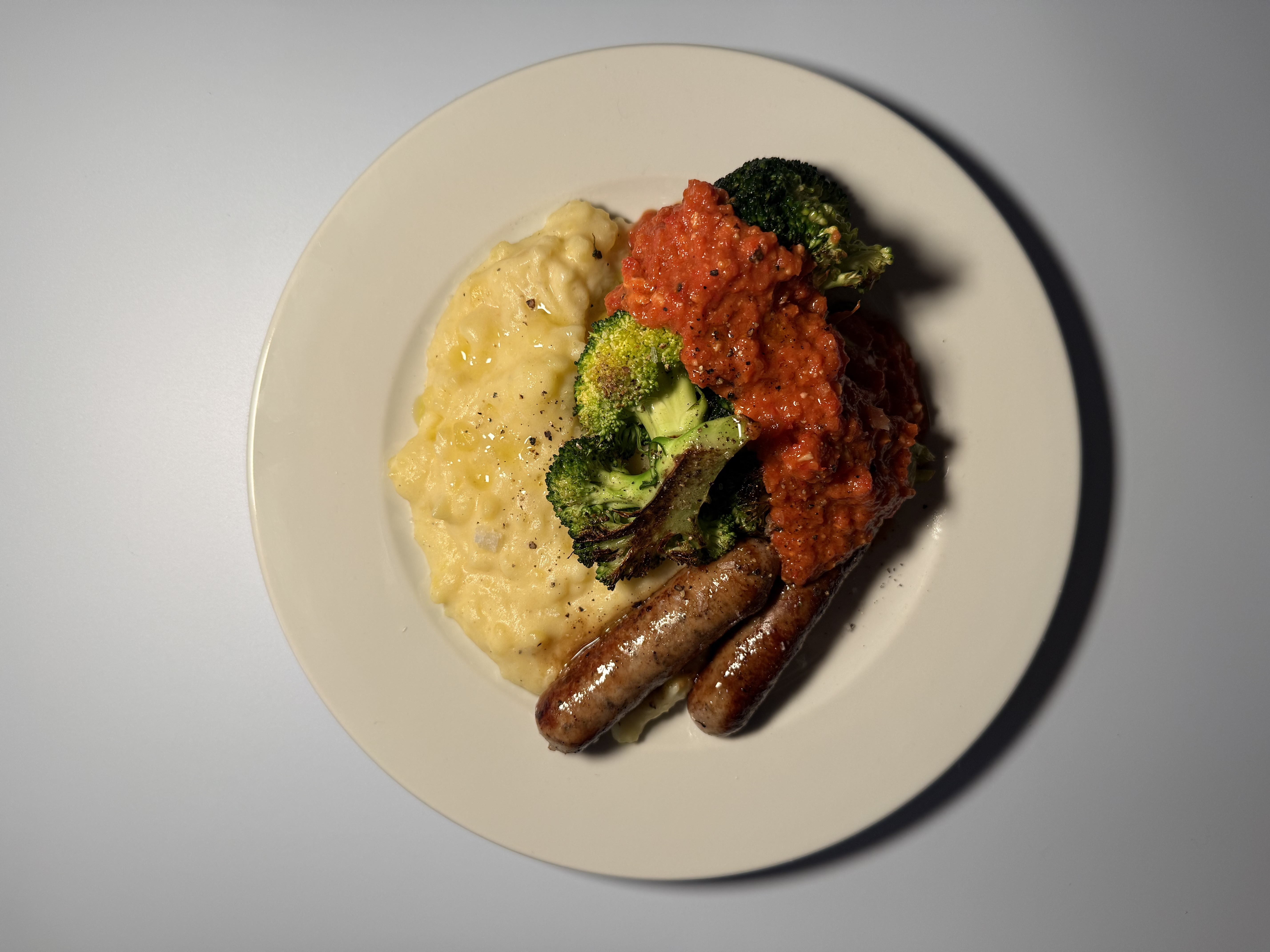 Krydrede pølser, kartoffelmos, stegt brocolini med romescosauce og citron