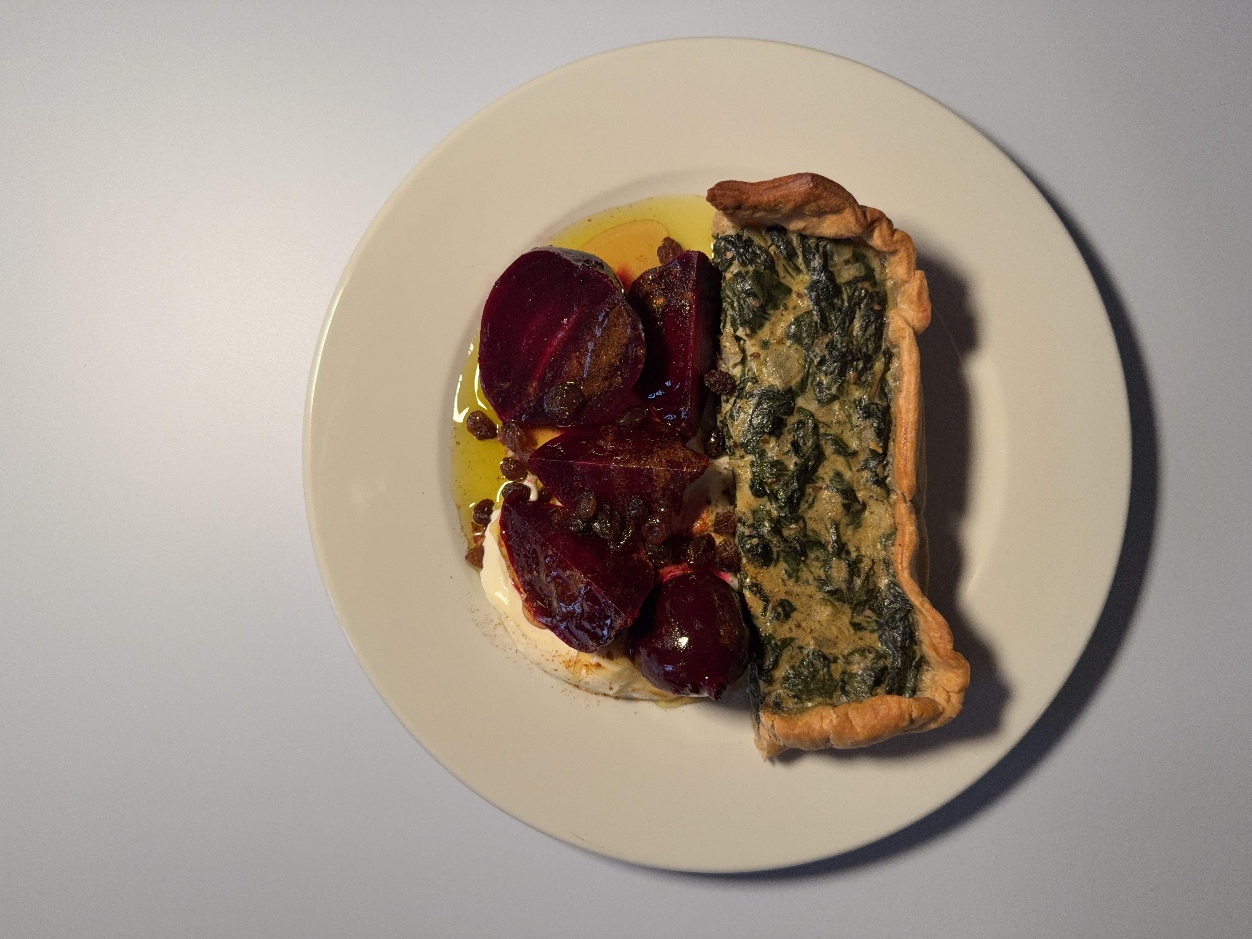 Spinattærte og rødbede med yoghurt, rosiner og varm honning