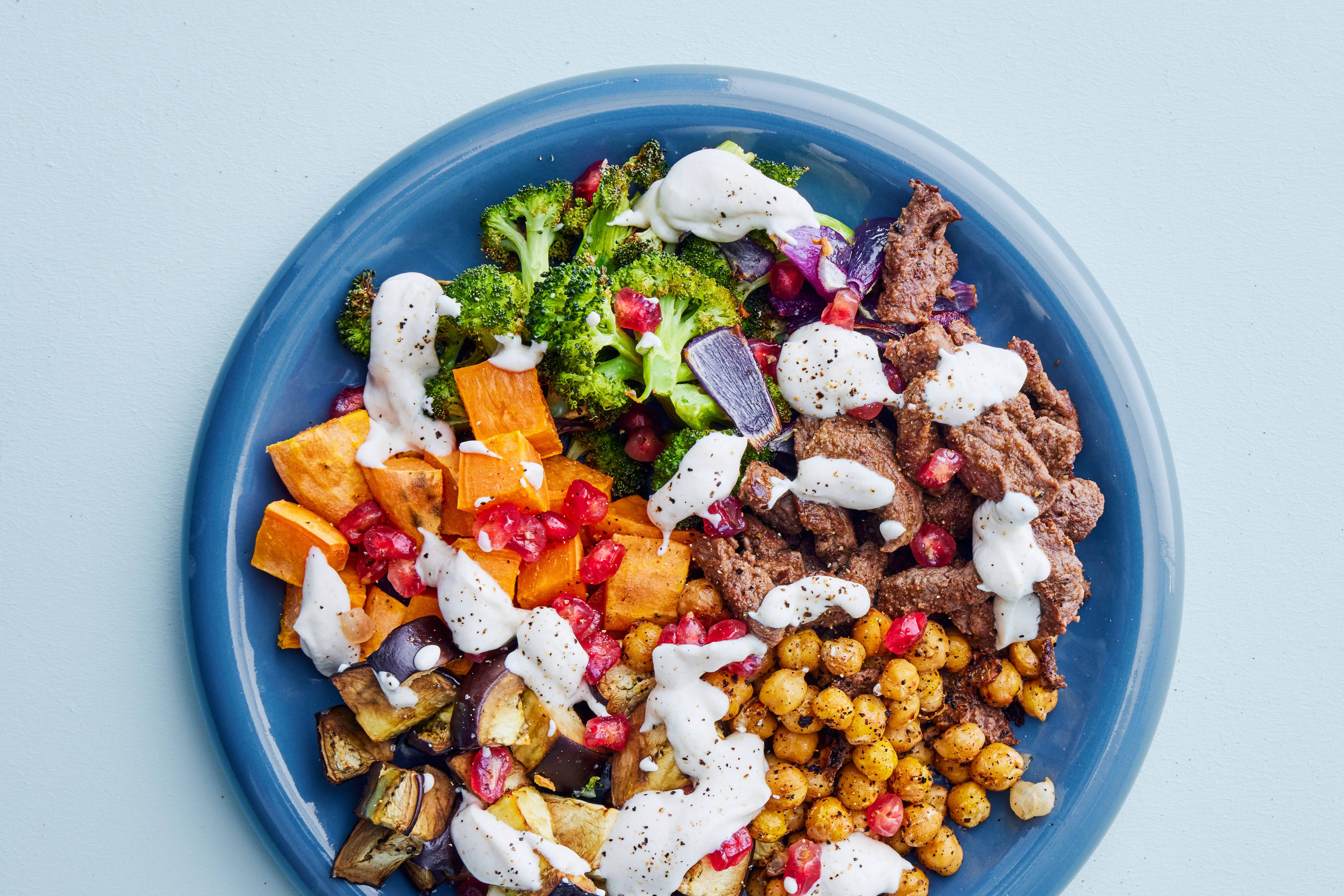 Bagt grønt med kødstrimler og tahindressing