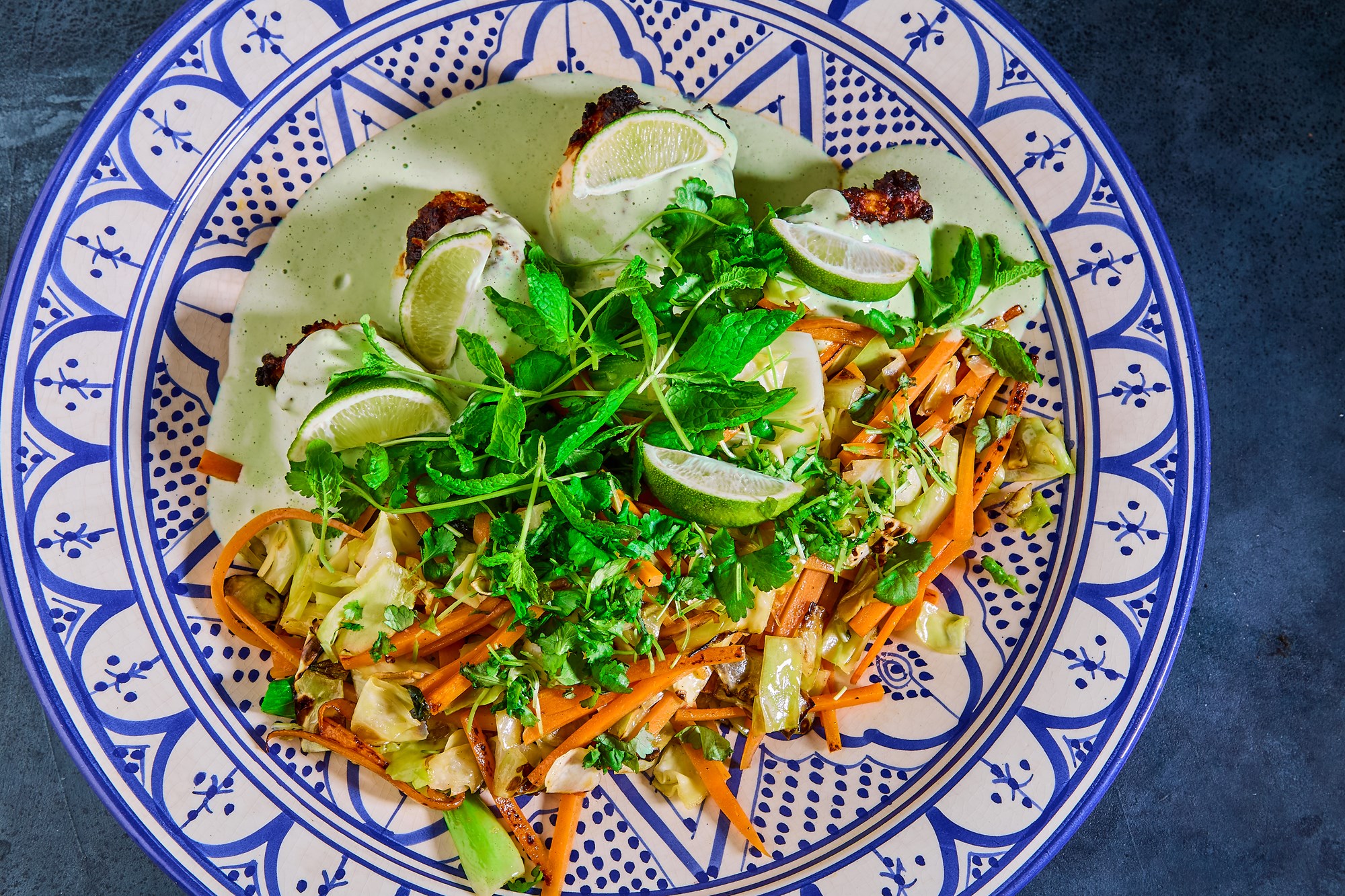 Vietnamesisk stegt kuller med chili-wok, kold limesauce af silken tofu og friske urter