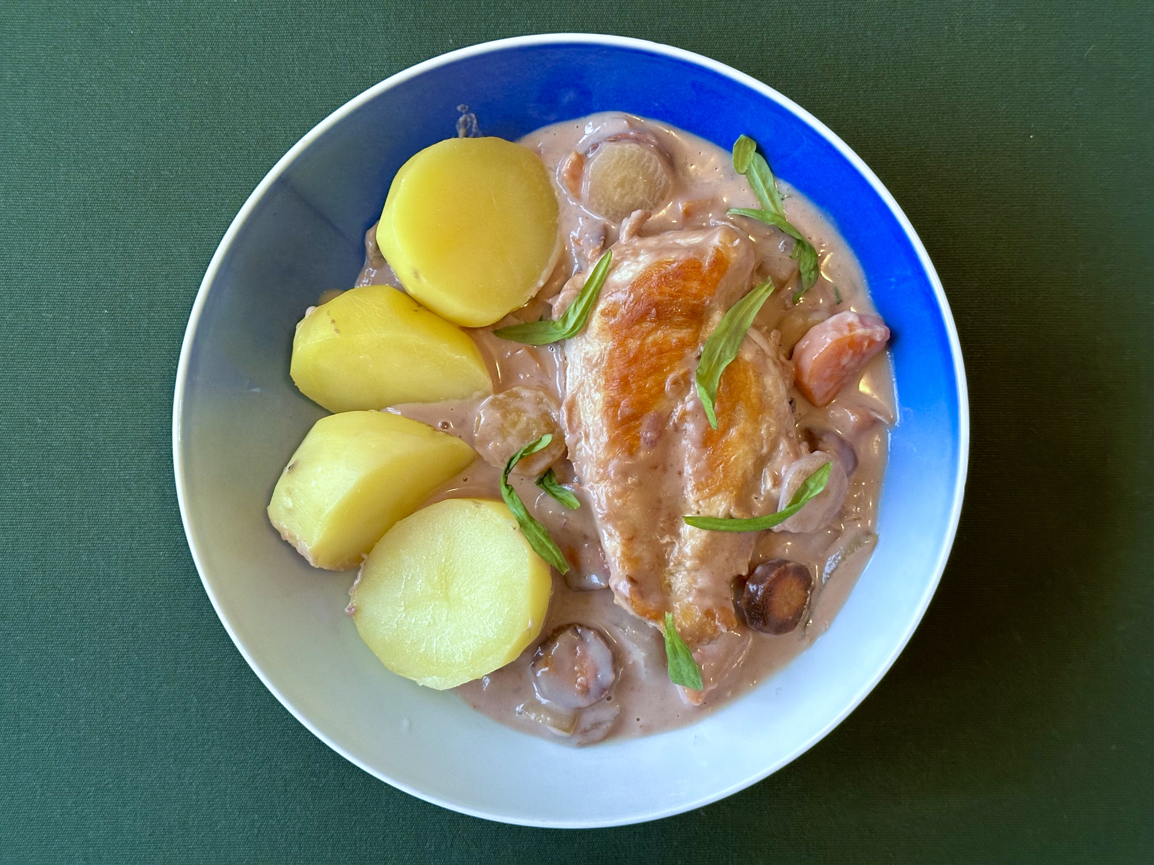 Stegt kyllingebryst i skysauce med gulerødder og estragon