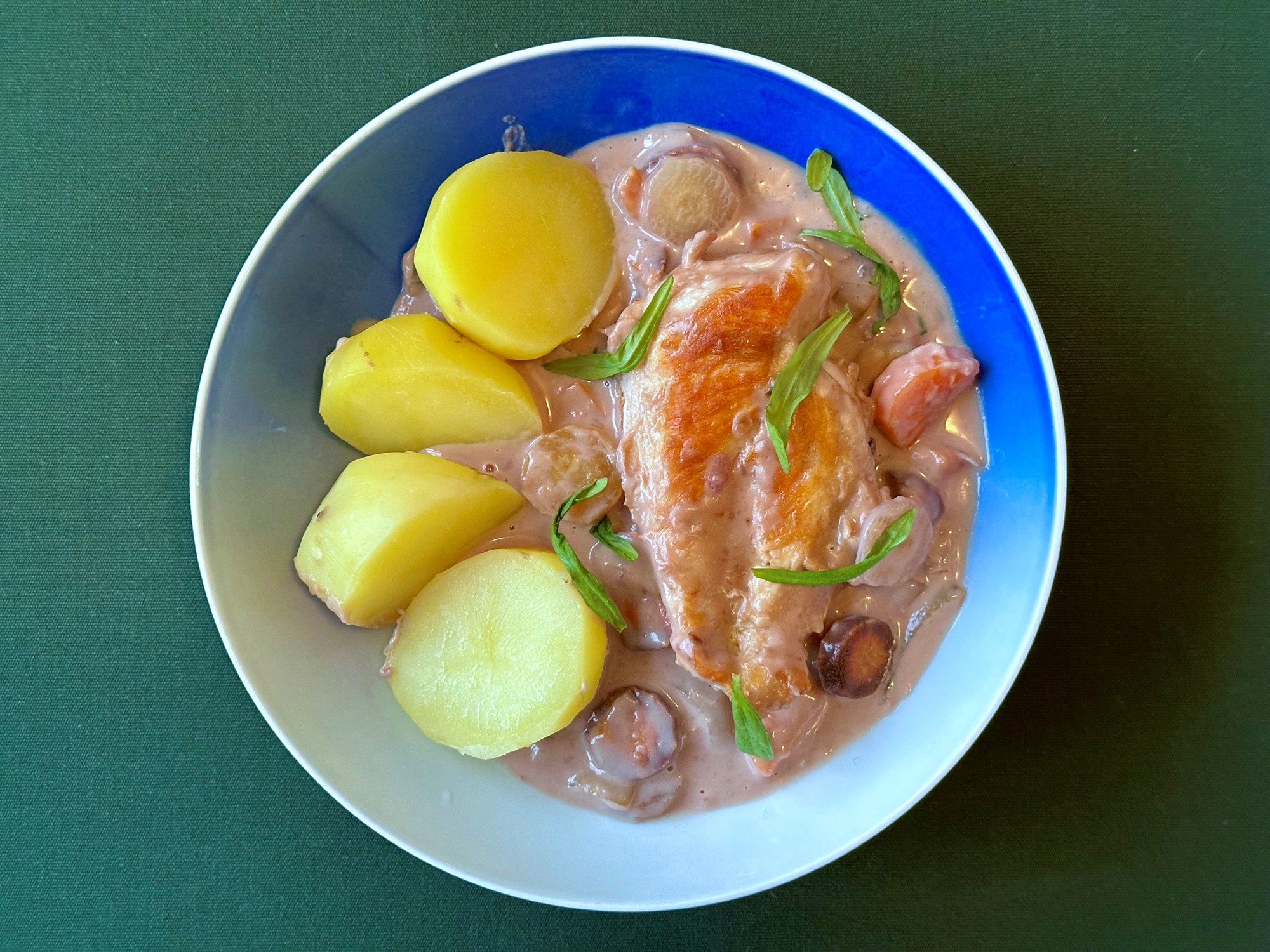 Stegt kyllingebryst i skysauce med gulerødder og estragon