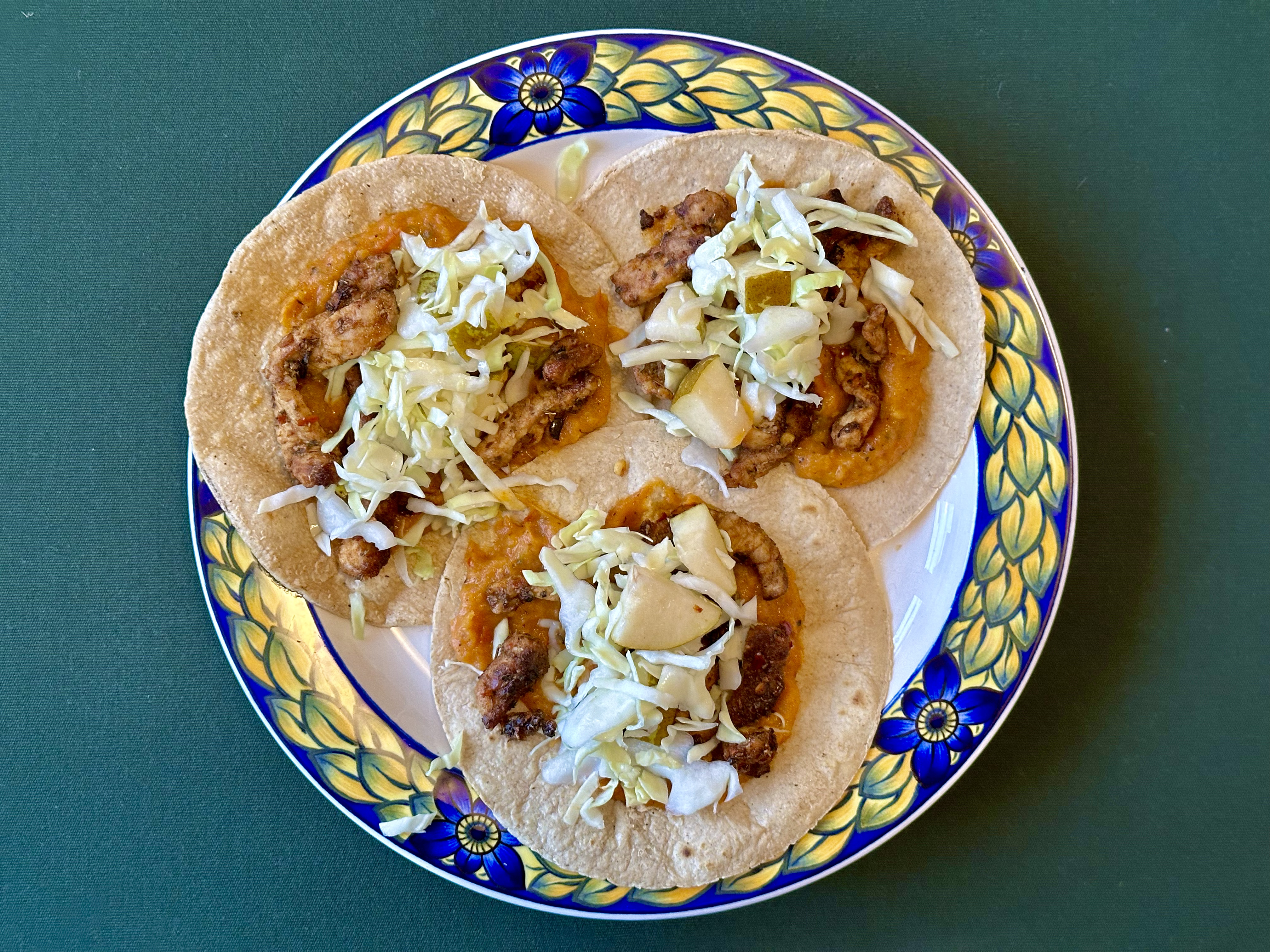 Bløde tacos med carnitas, chilisalsa og pære