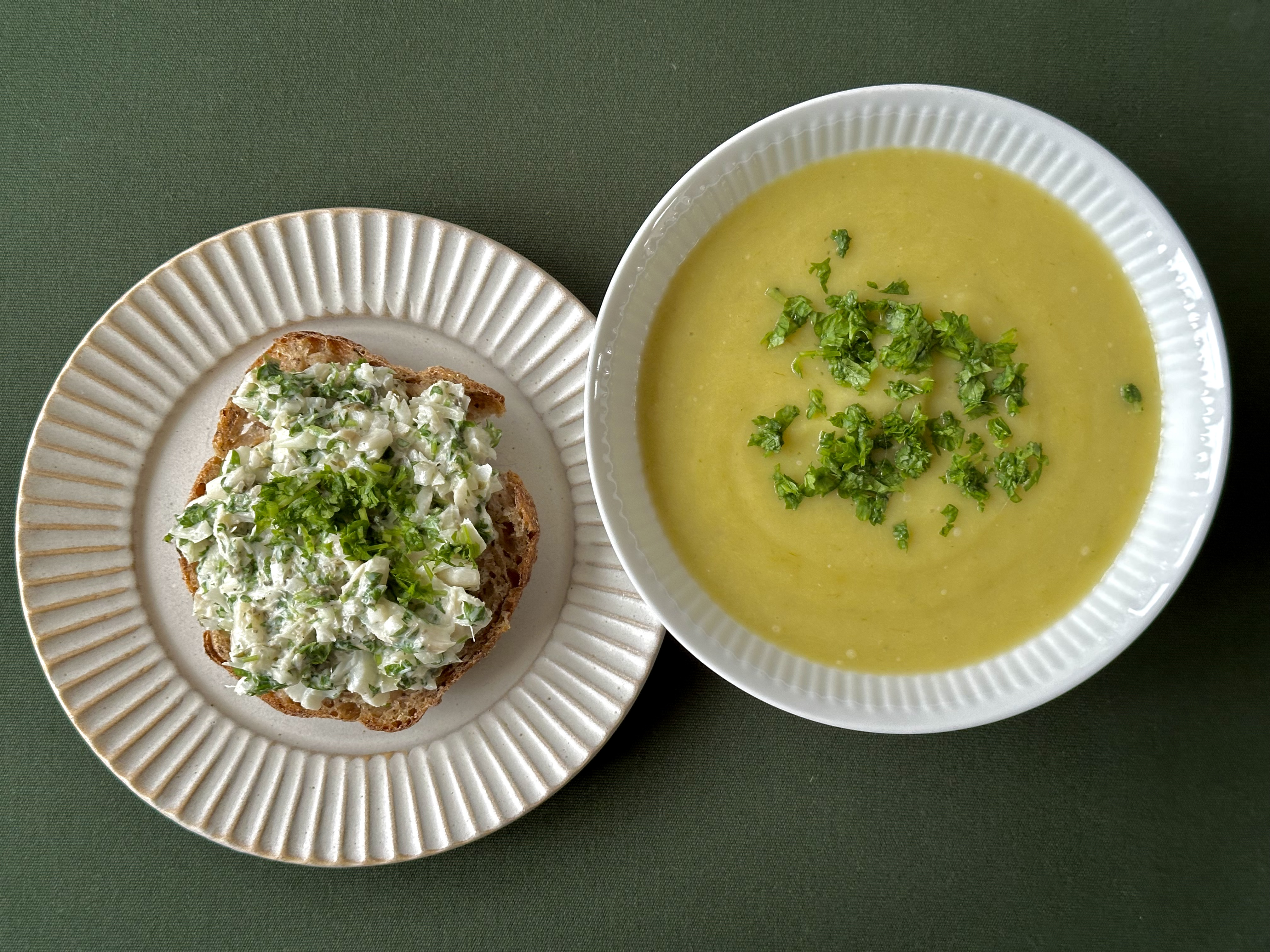 Kartoffelporresuppe med lange på bruschetta med persille