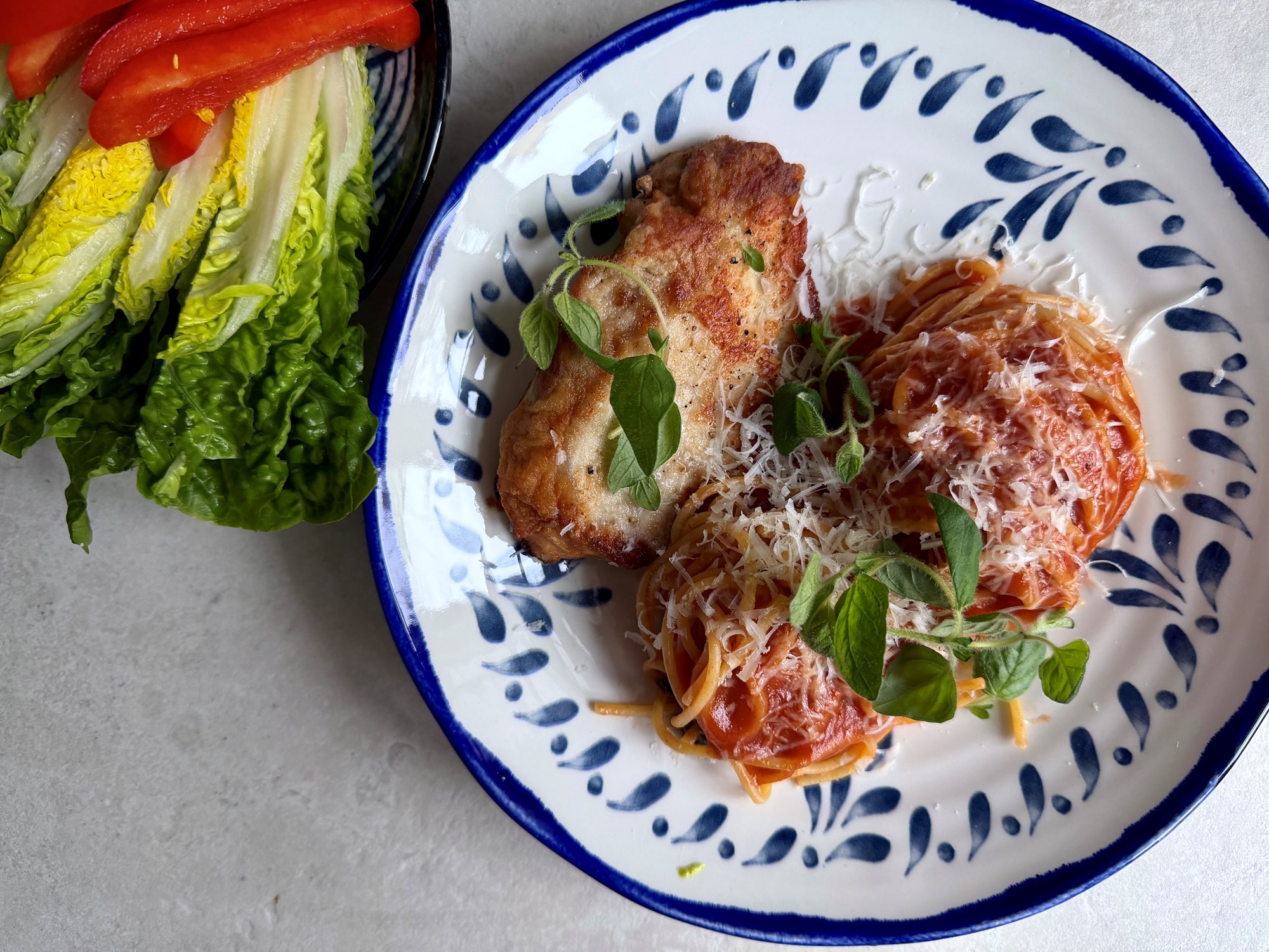 Pasta med tomatsauce, parmesan og koteletter