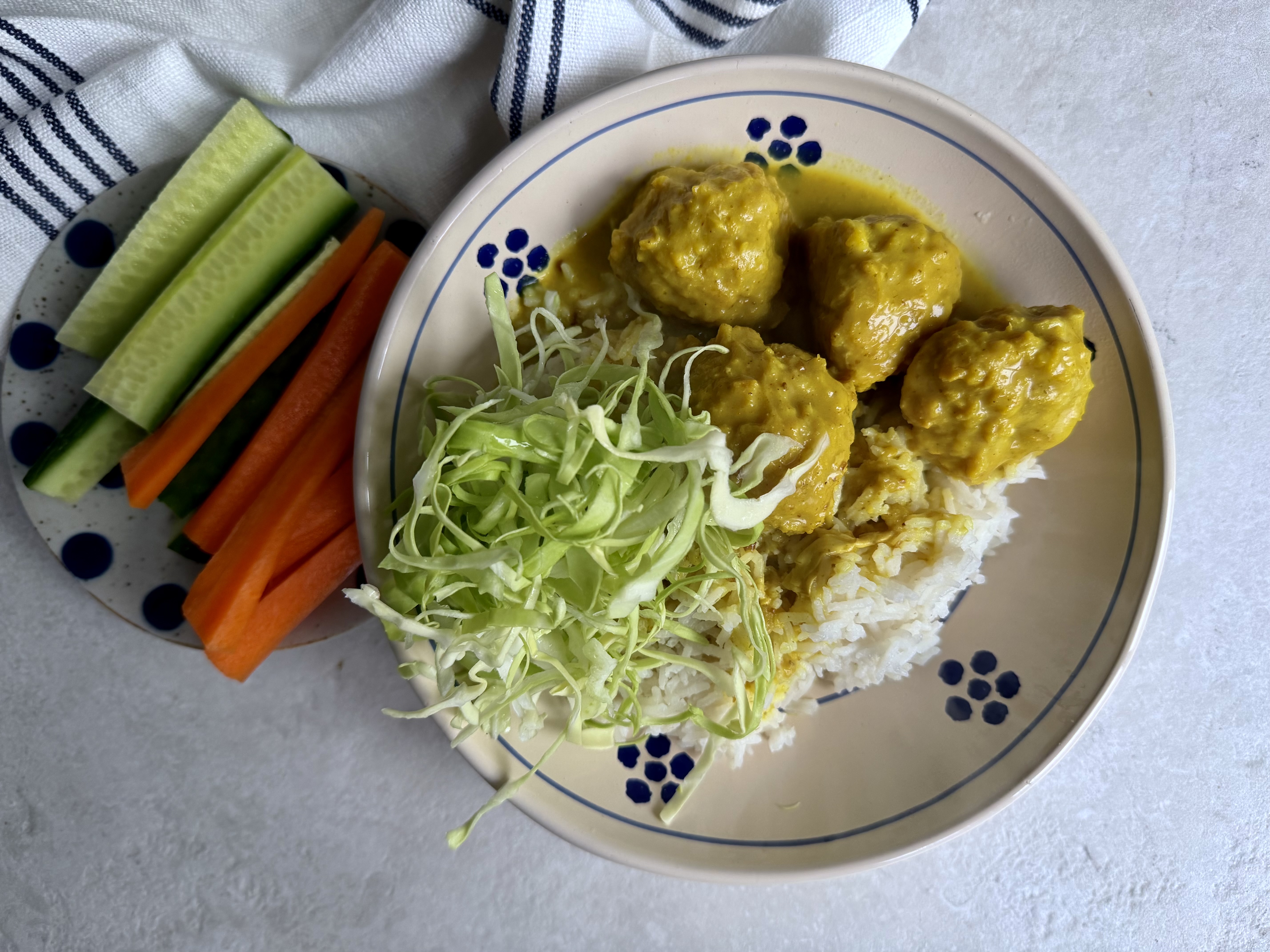 HEAT boller i karry med ris og snackgrønt