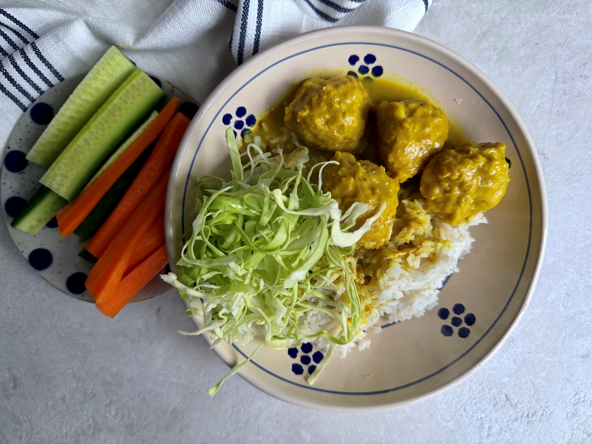 HEAT boller i karry med ris og snackgrønt