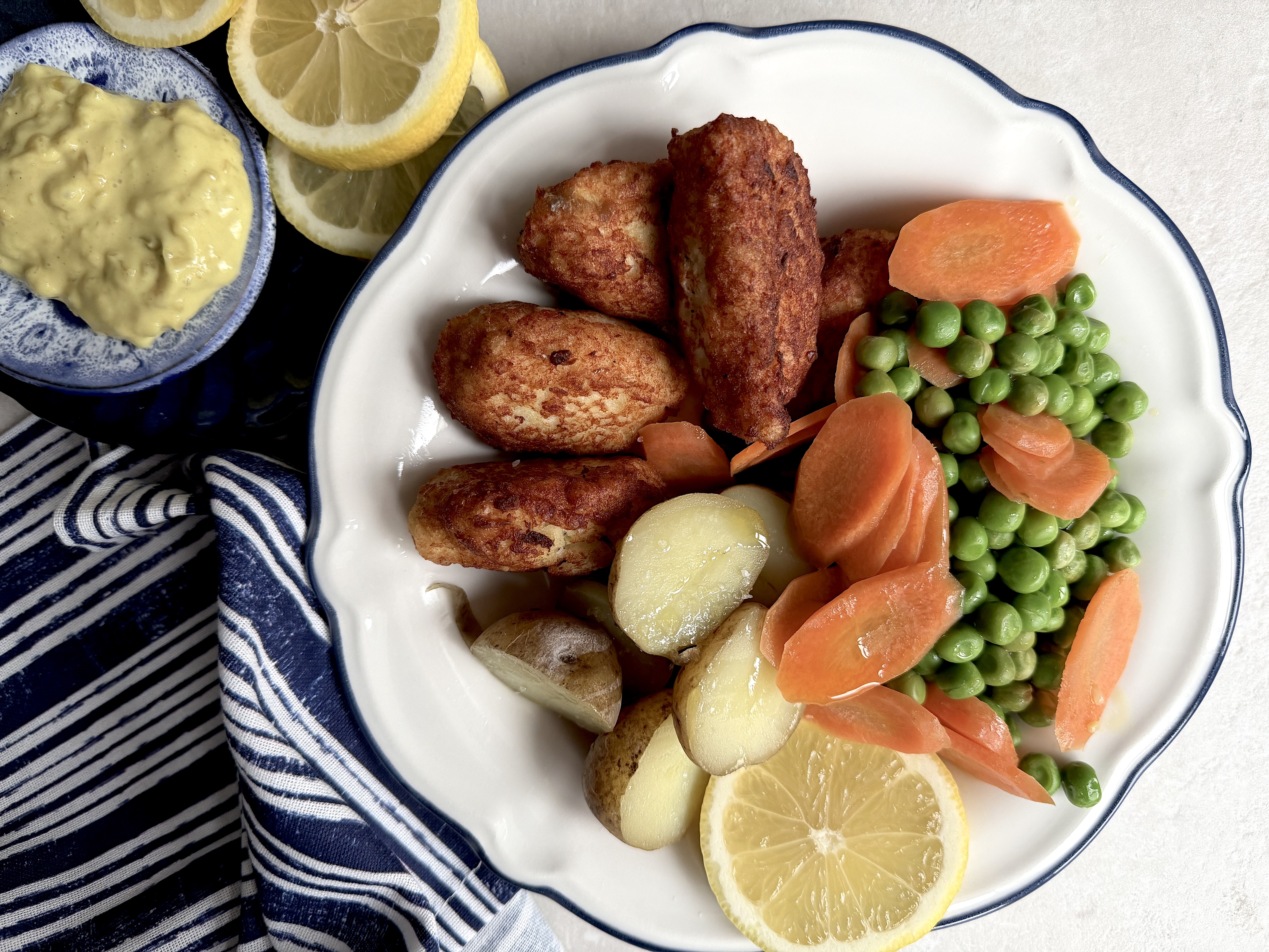 Fiskefrikadeller med dampede gulerødder og ærter