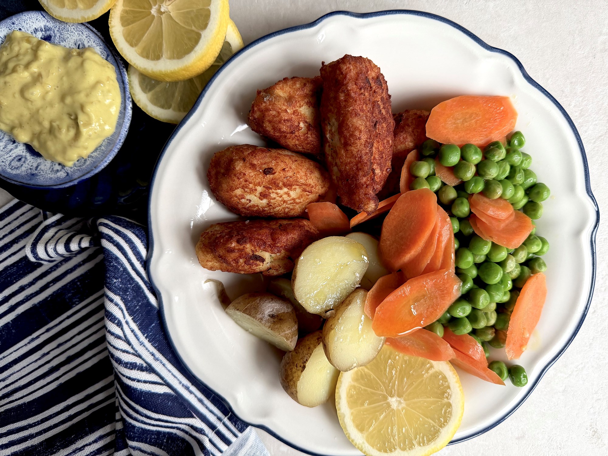 Fiskefrikadeller med dampede gulerødder og ærter