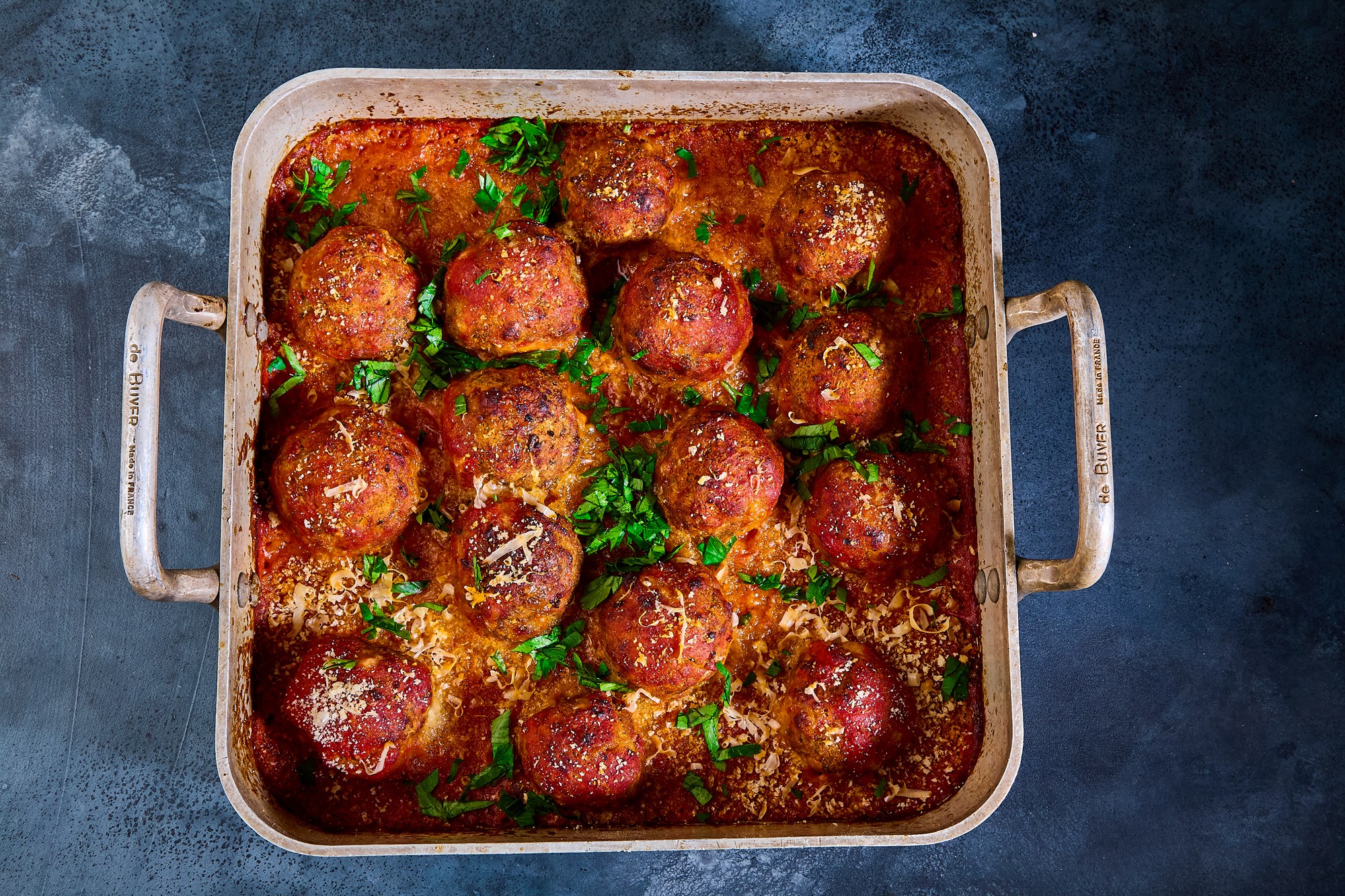 Bagte italienske kødboller med stegte gnocchi