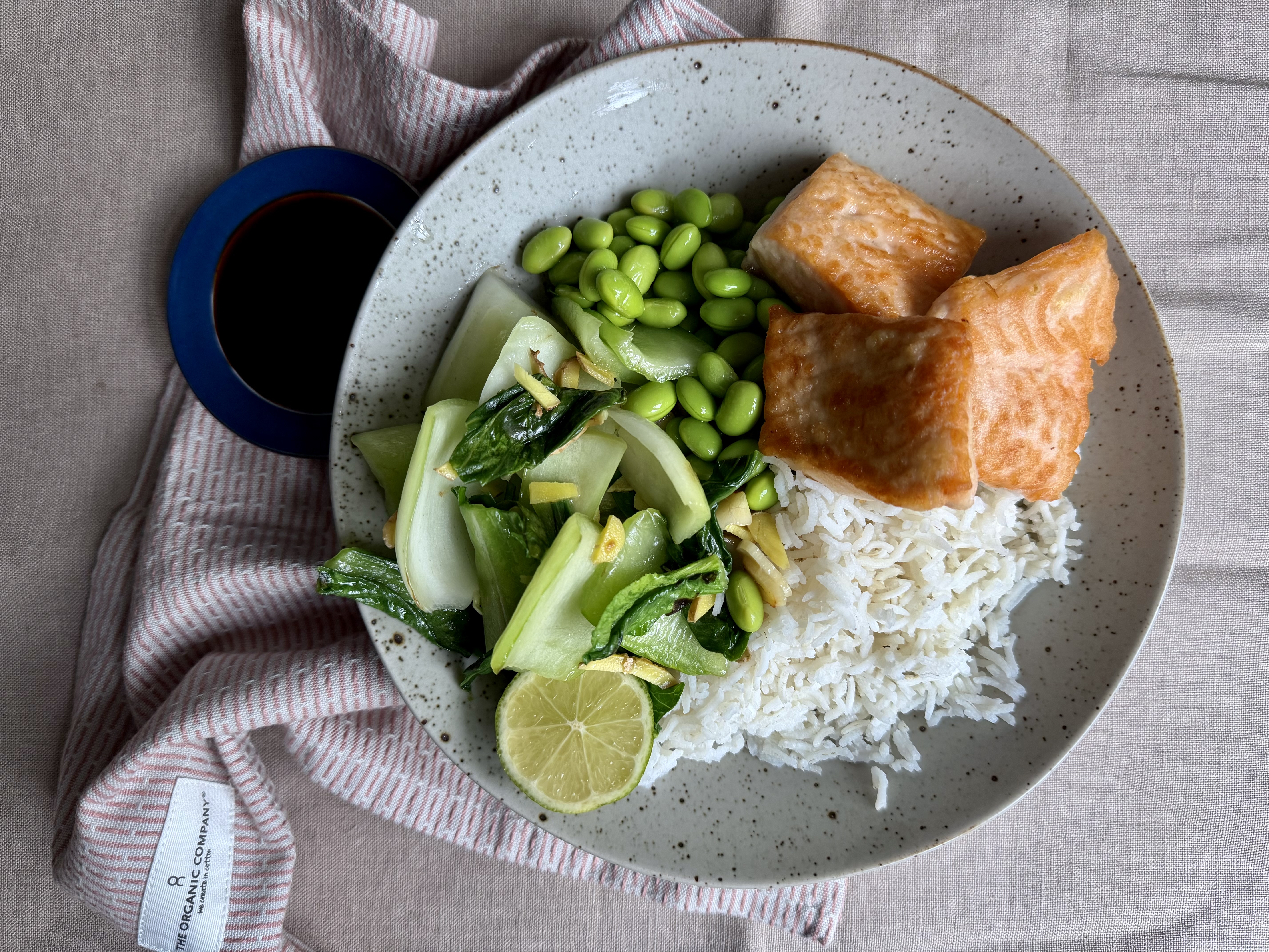 Stegt laks med pak choy, mukimame og teriyakisauce
