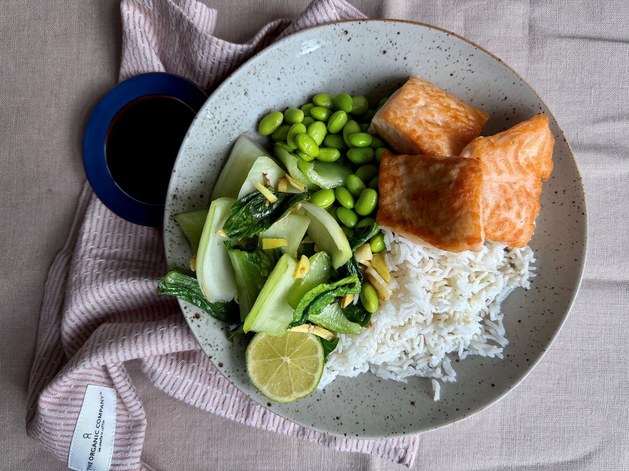 Stegt laks med pak choy, mukimame og teriyakisauce