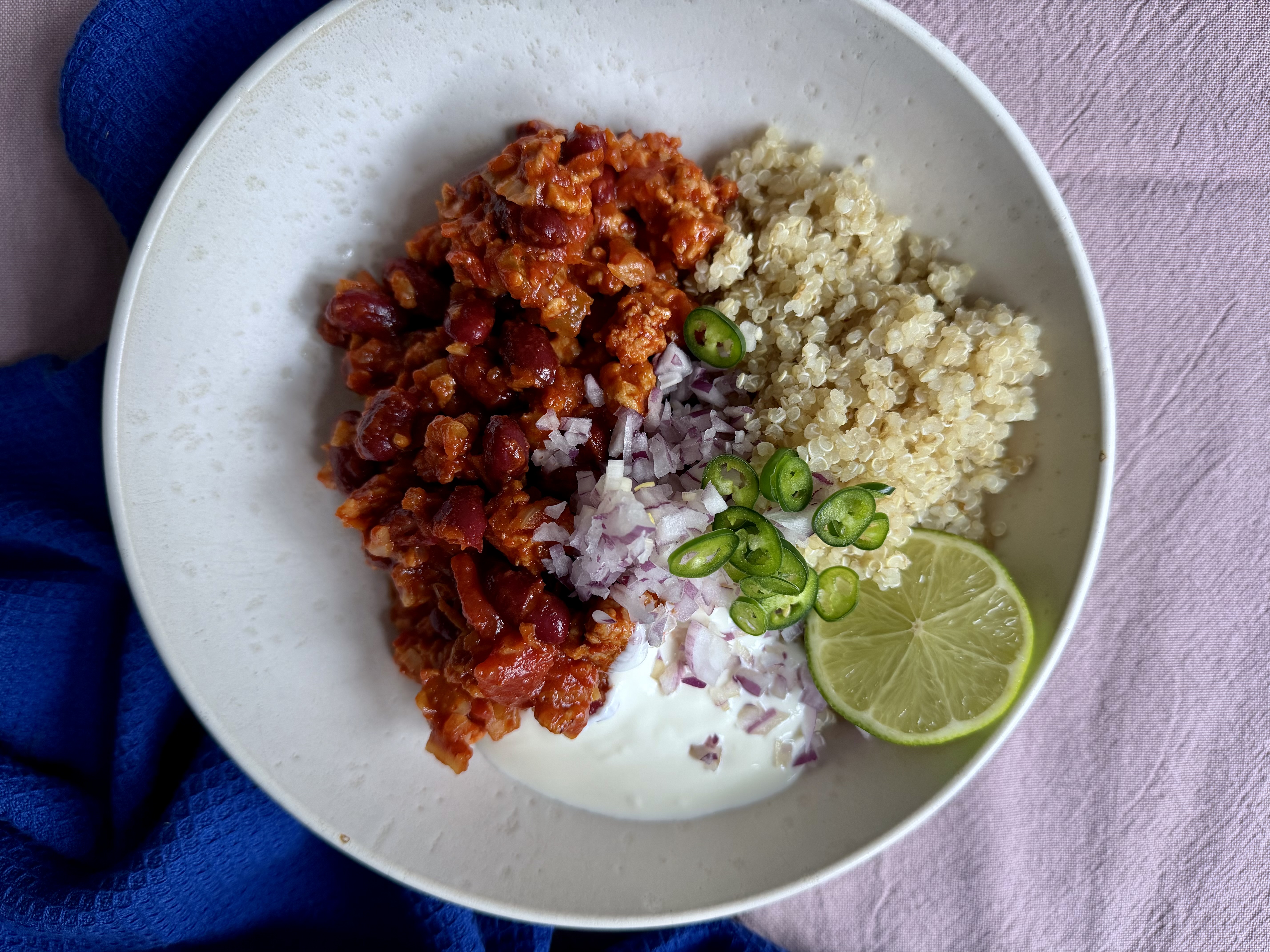 Chili con kylling med cremefraiche og quinoa