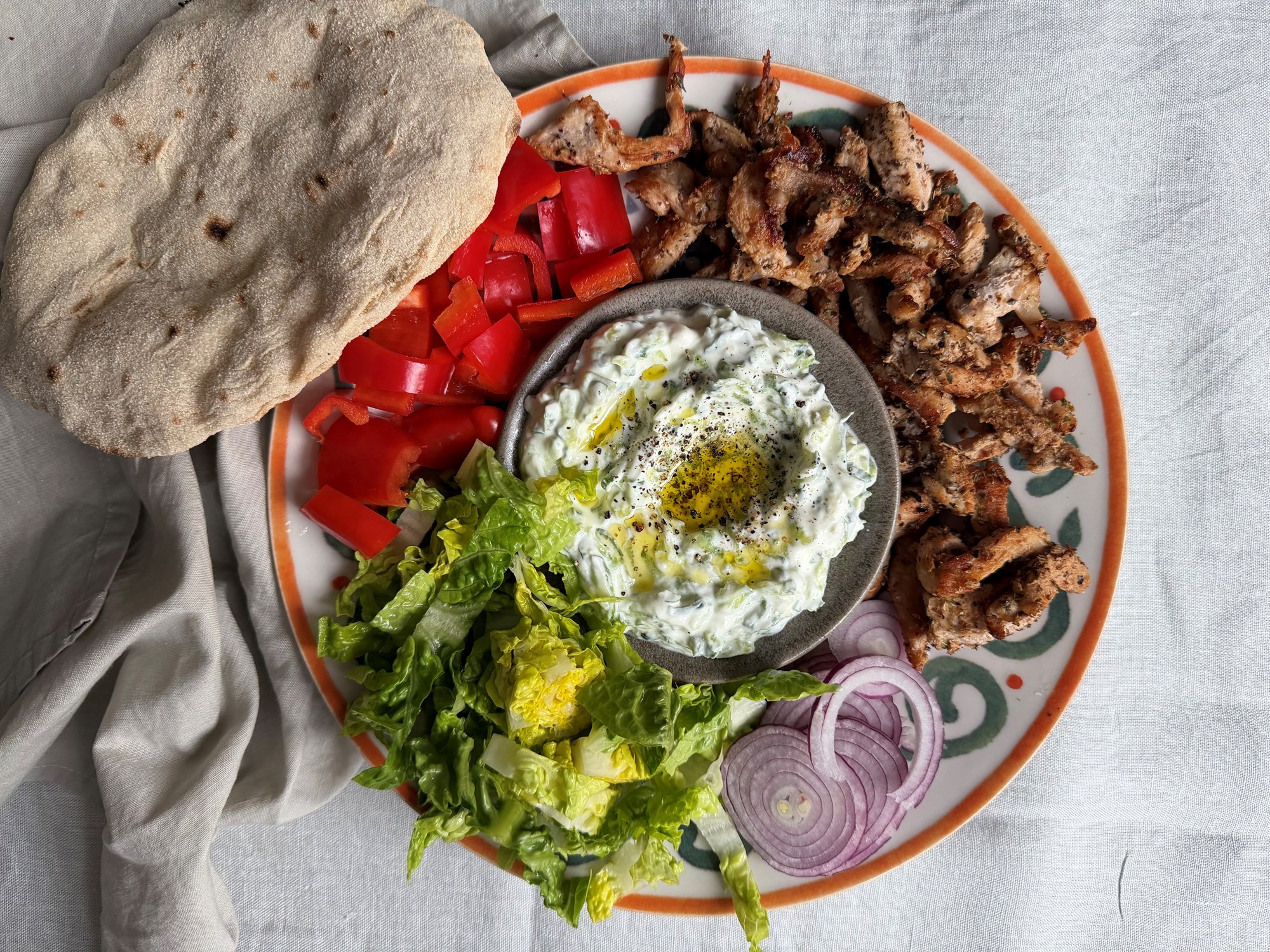 Lyn gyros i pitabrød med sprød salat og tzatziki
