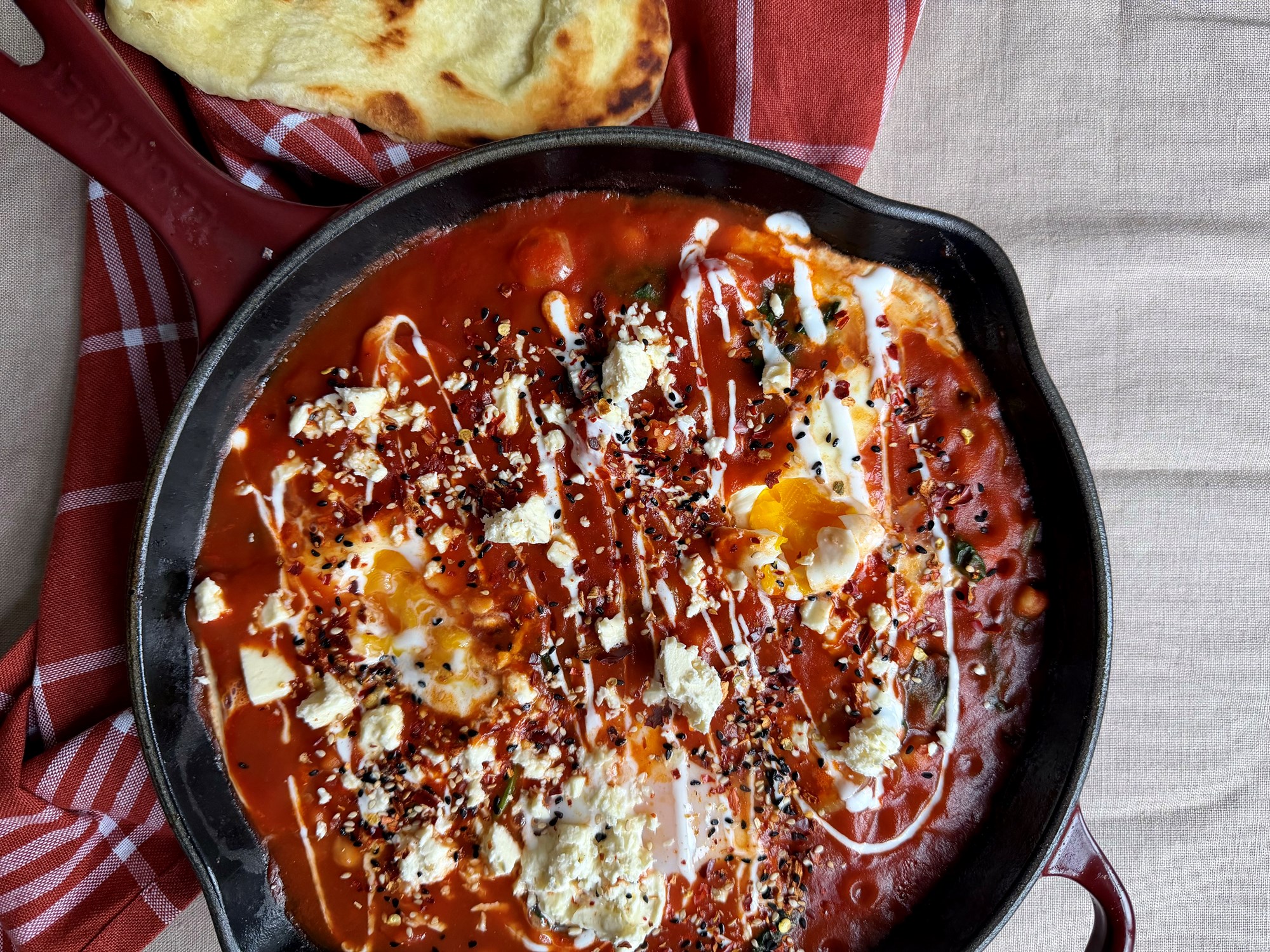 Shakshuka med spinat, kikærter, yoghurt, kota og pandebrød