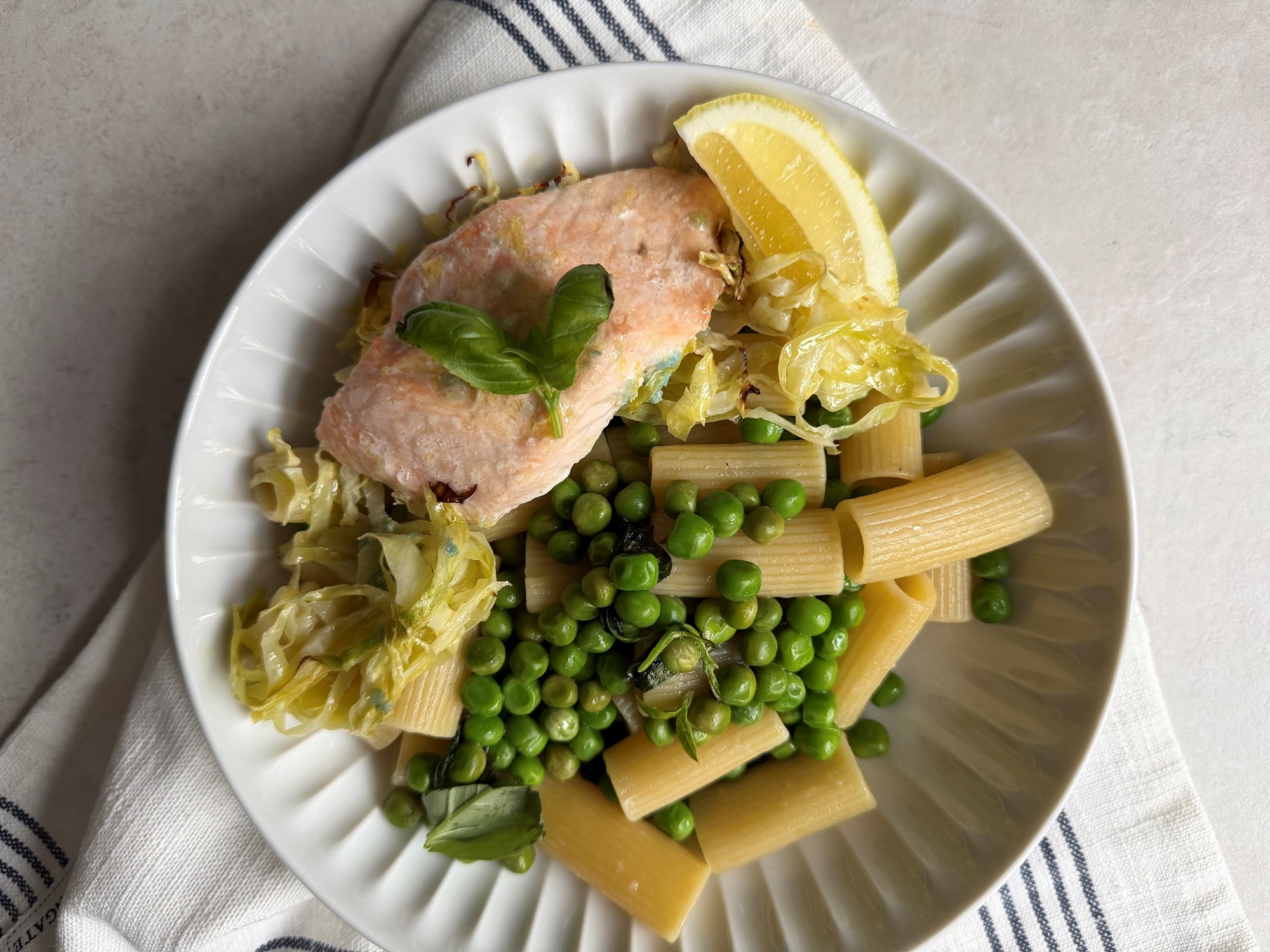 Laks med spidskål og pasta med ærter