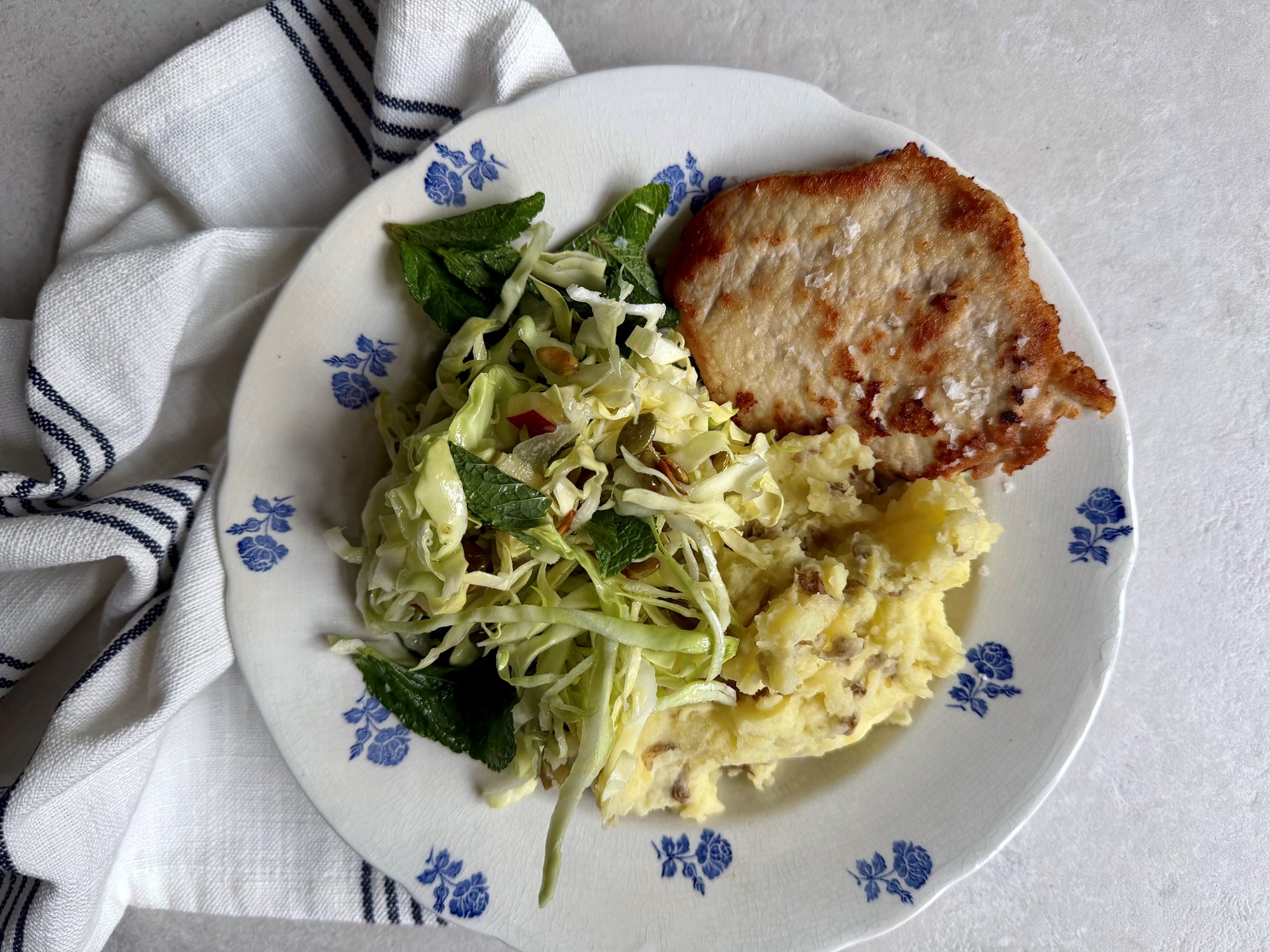 Koteletter med kartoffelmos og kålsalat med græskarkerner