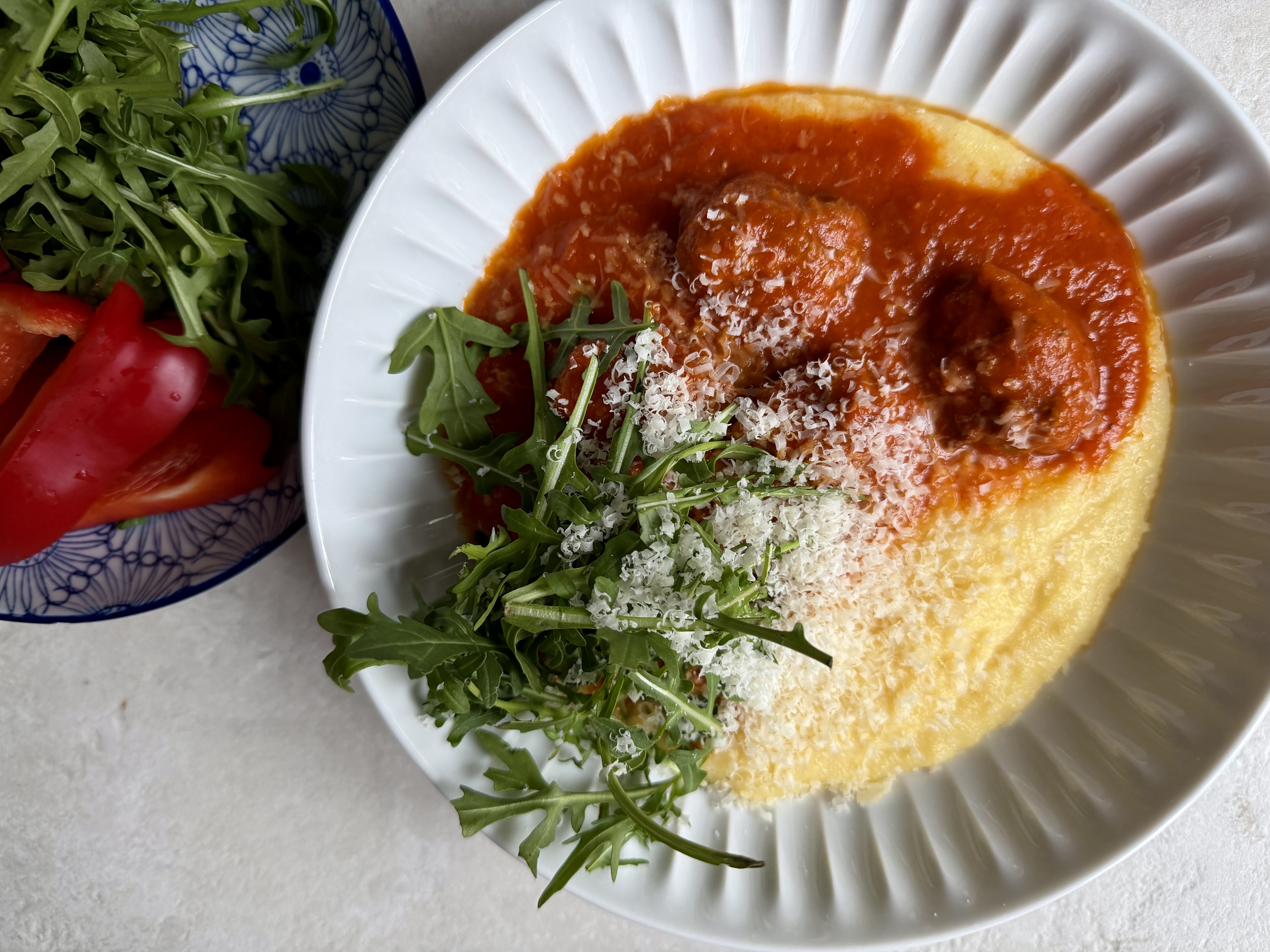 HEAT Italienske kødboller i tomat med polenta